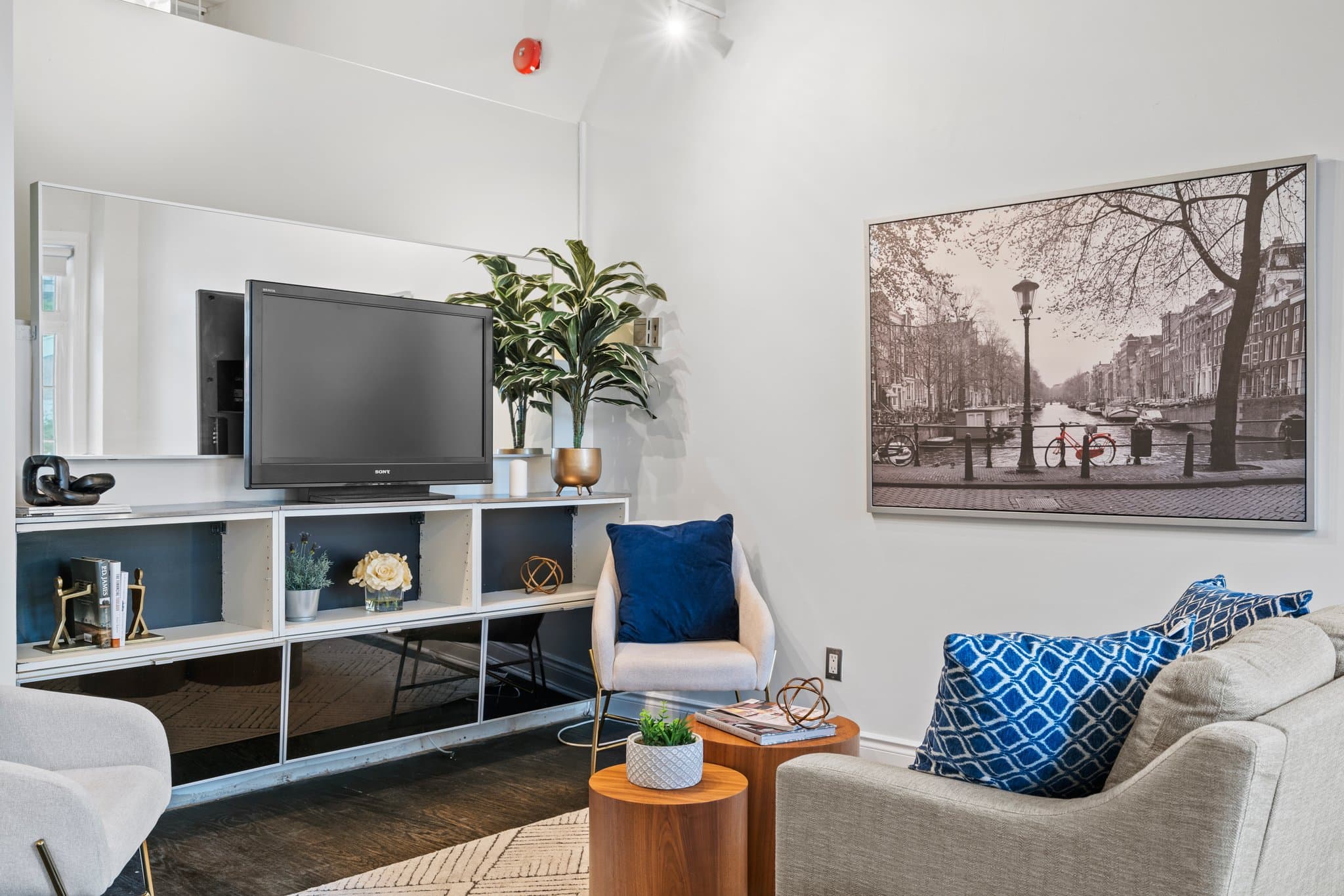 65 McCaul St Toronto, ON M5T 2X1