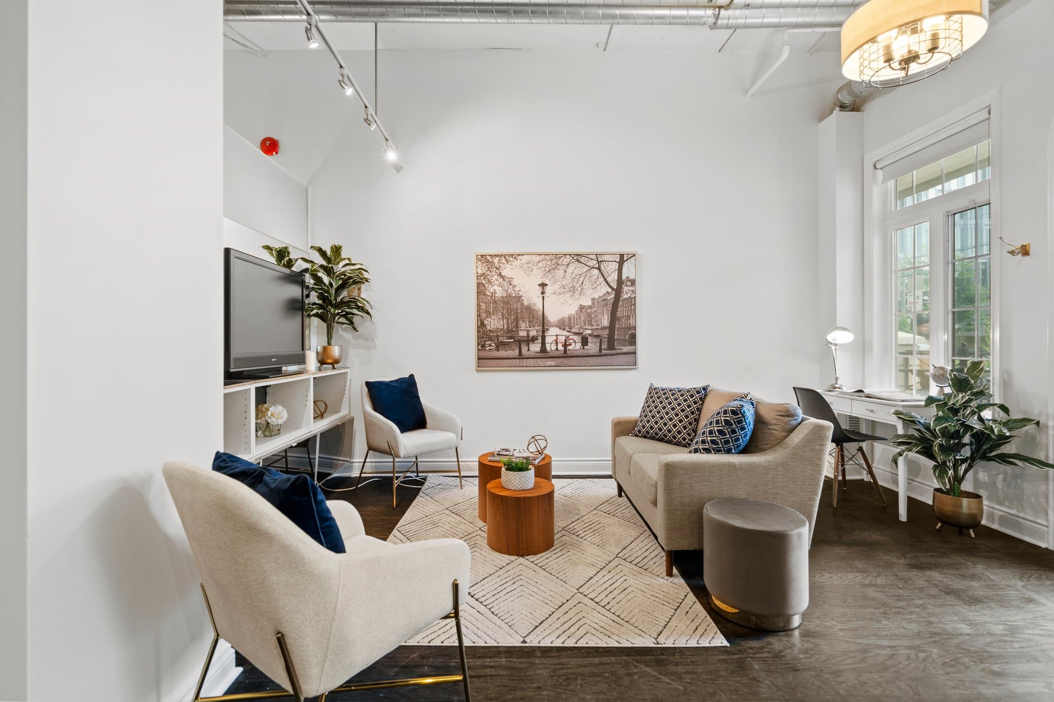65 McCaul St Toronto, ON M5T 2X1