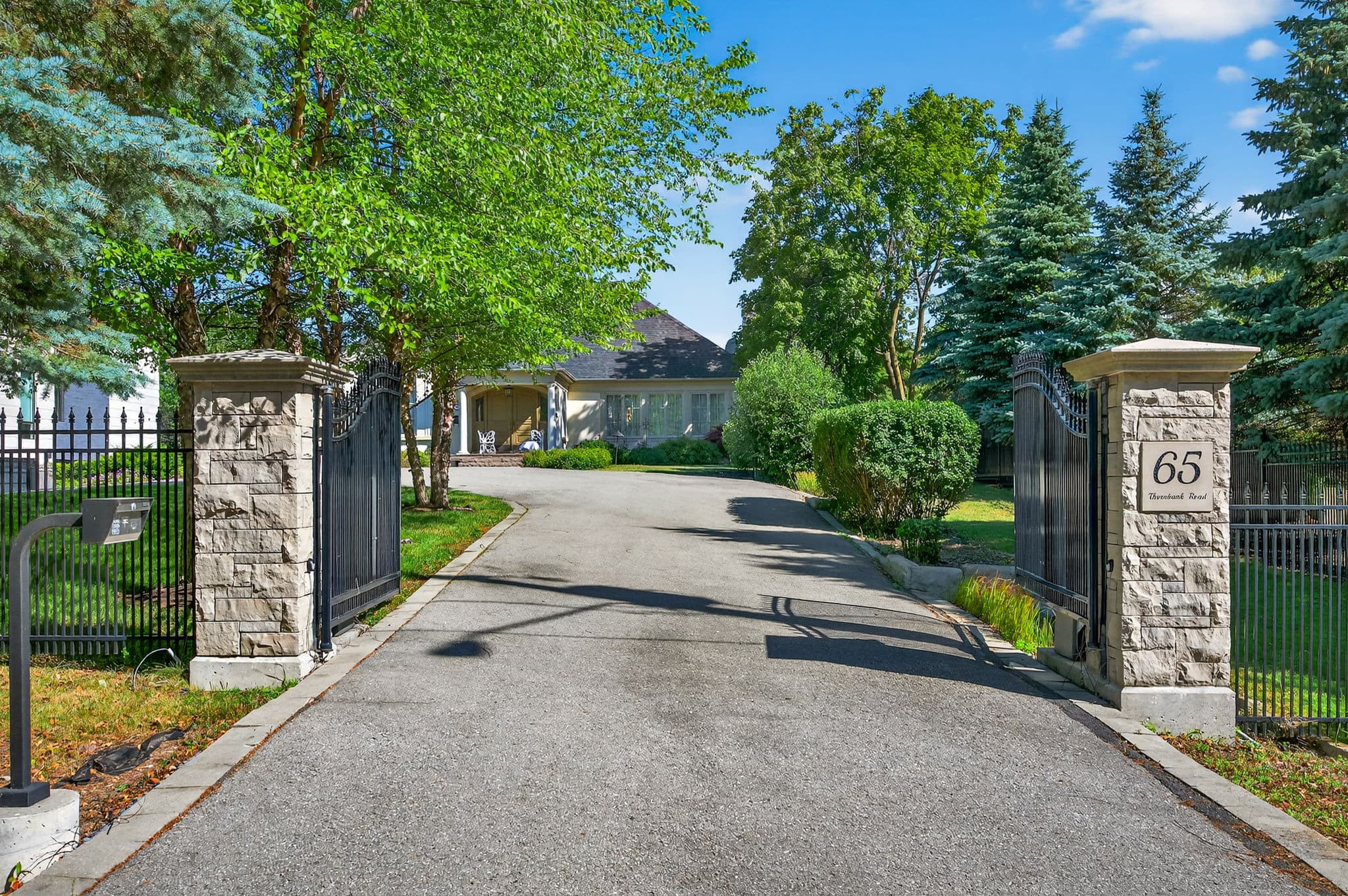 65 Thornbank Rd Vaughan, ON L4J 2A1