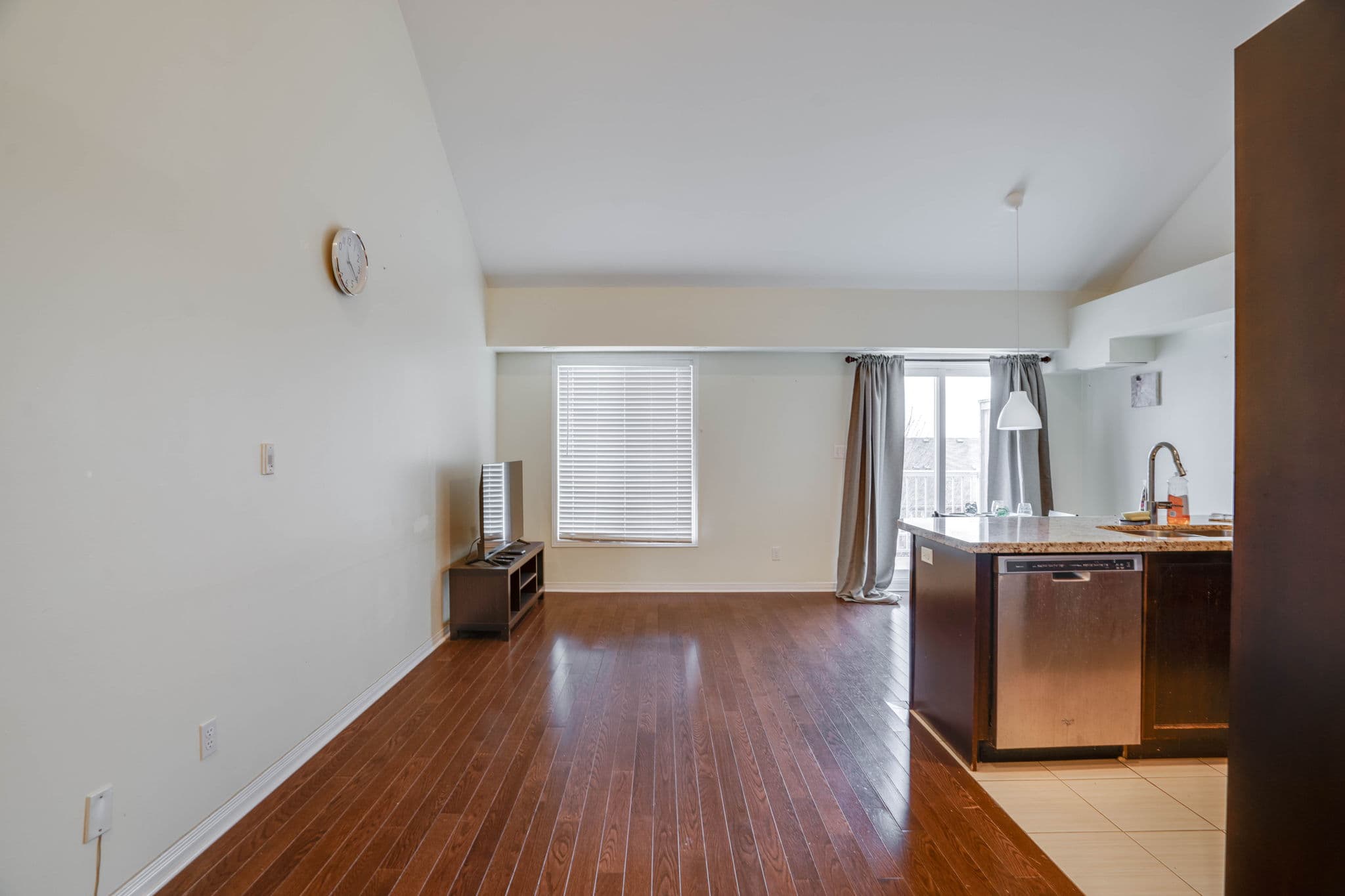 655 Warden Ave. Toronto, ON M1L 0E8