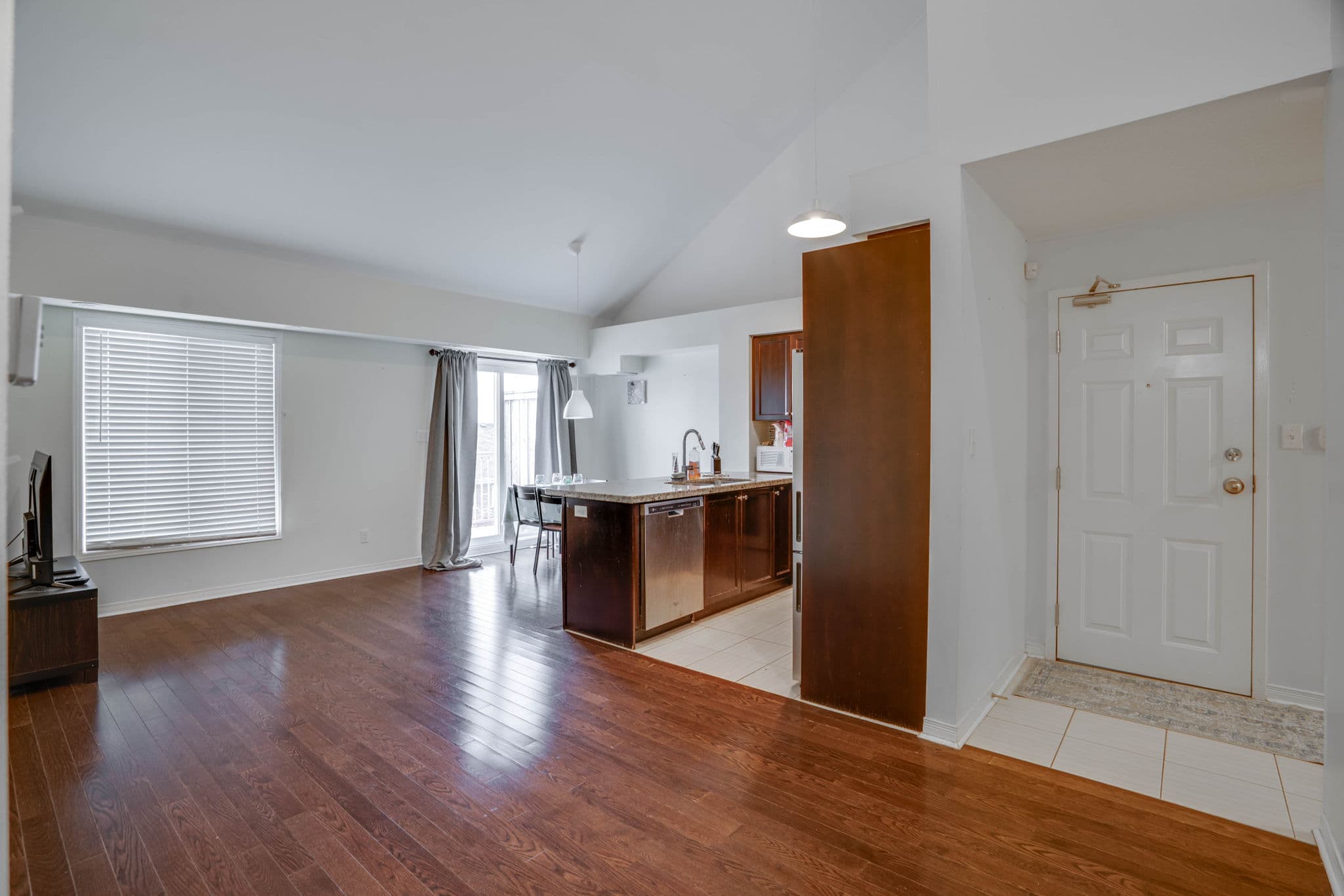 655 Warden Ave. Toronto, ON M1L 0E8