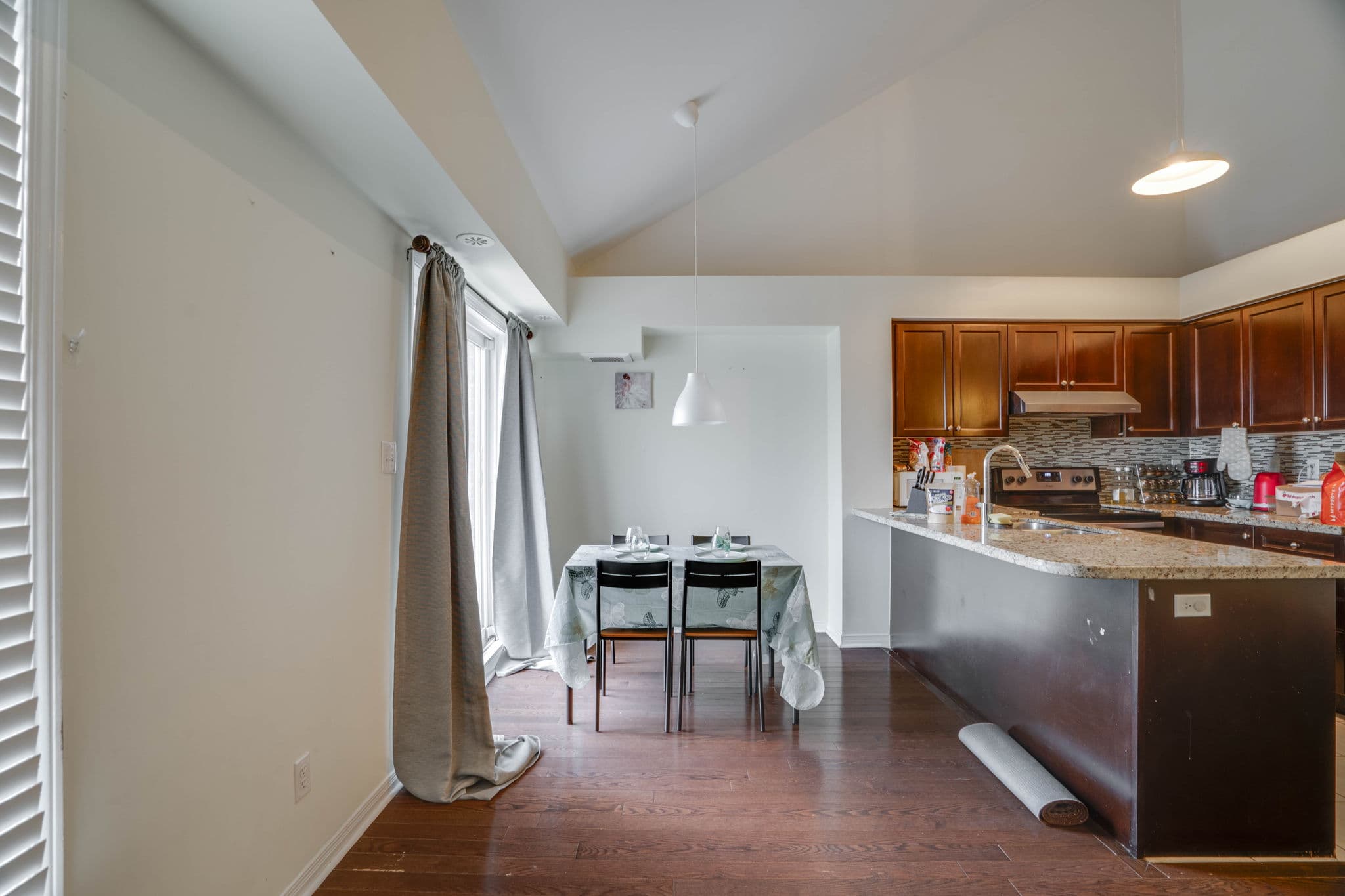 655 Warden Ave. Toronto, ON M1L 0E8