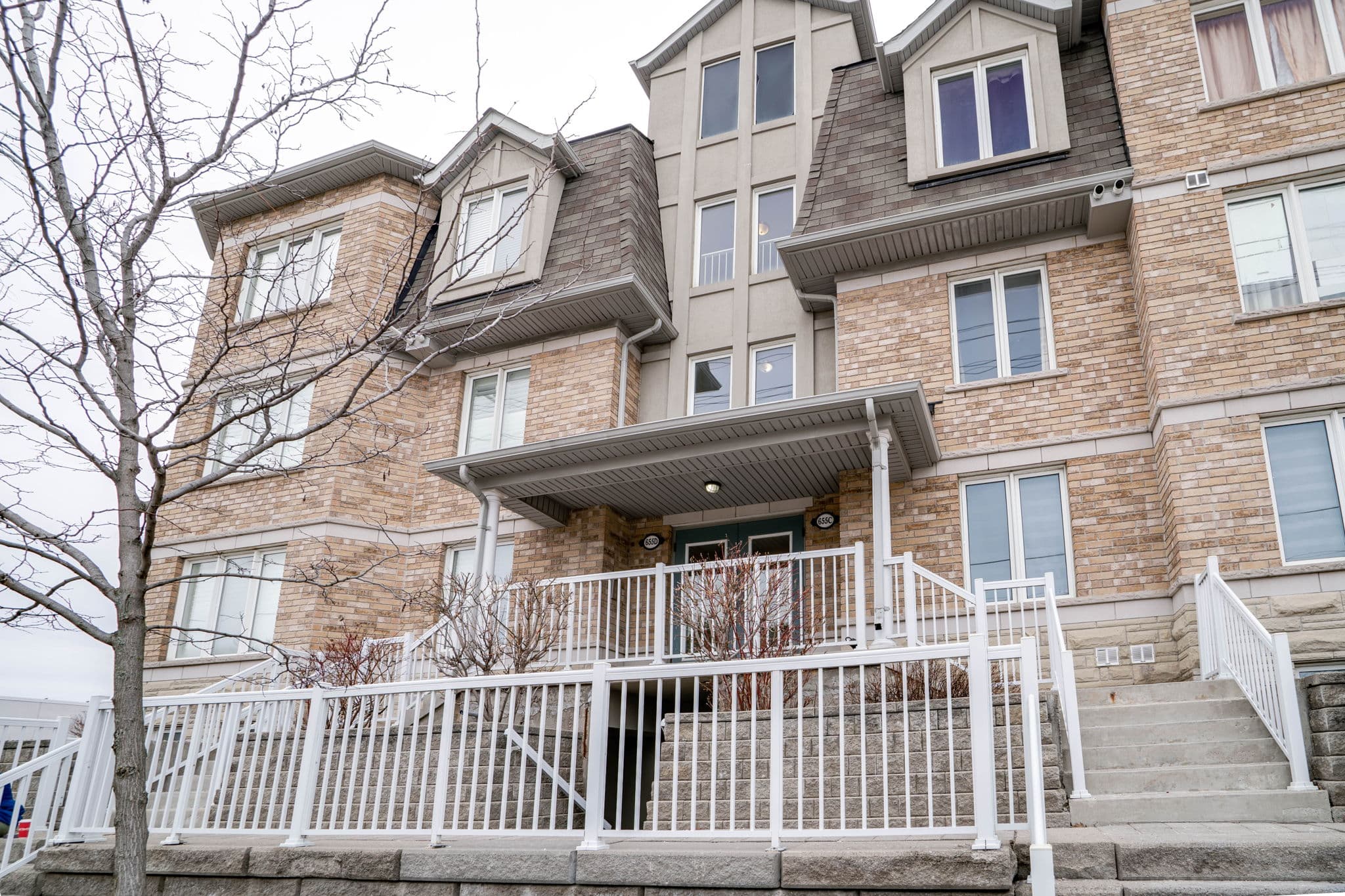 655 Warden Ave. Toronto, ON M1L 0E8