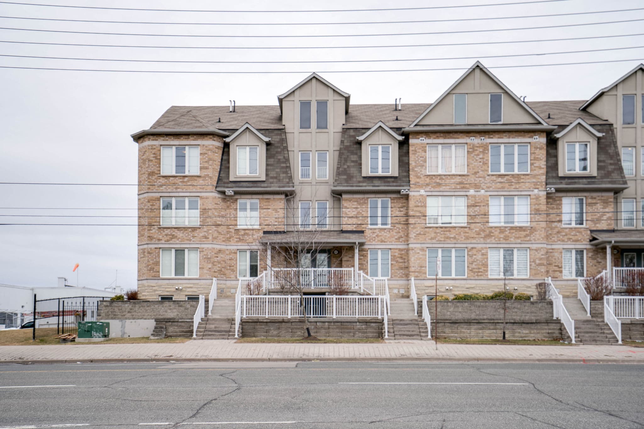 655 Warden Ave. Toronto, ON M1L 0E8