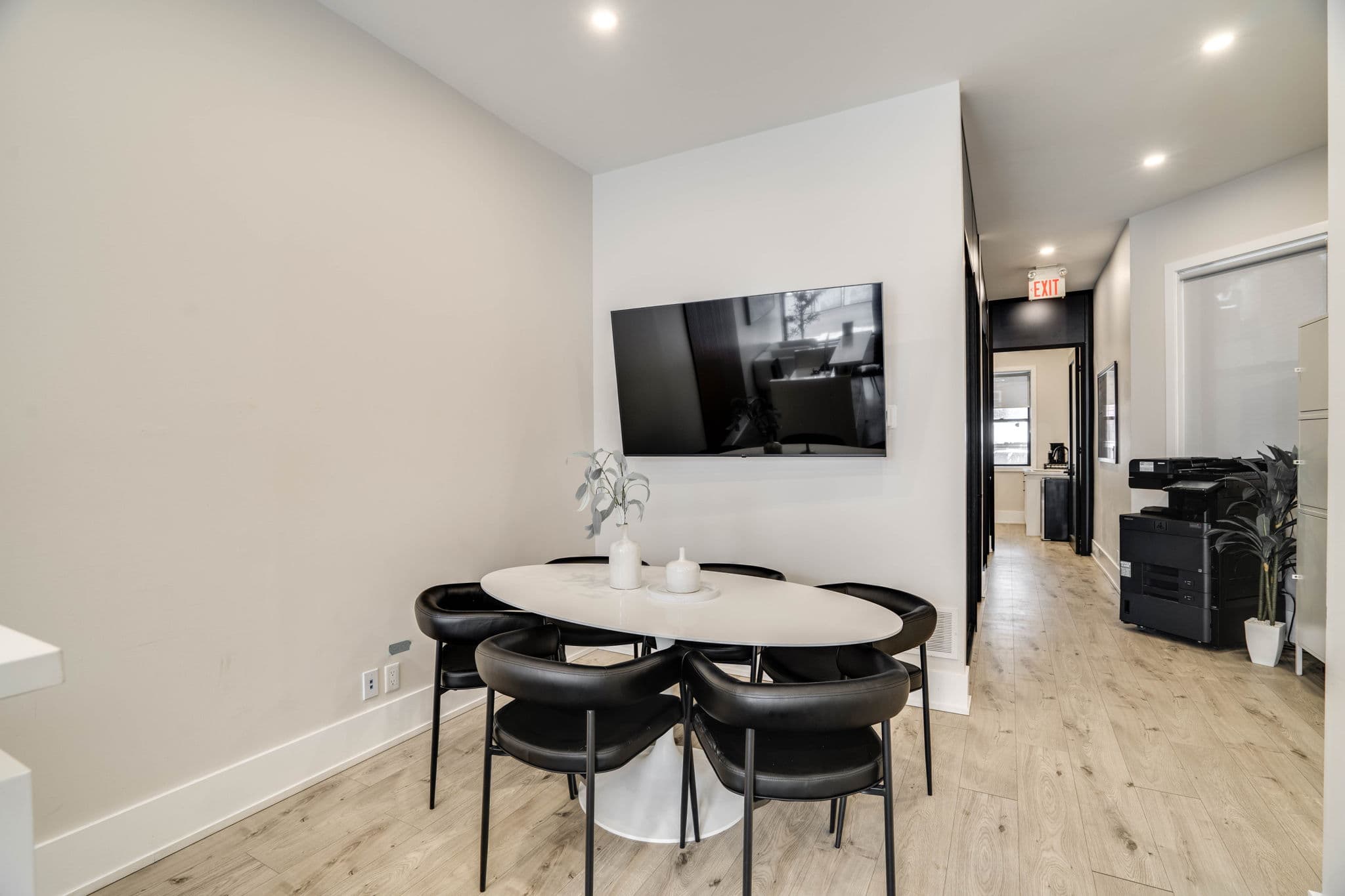 659 St Clair Ave W Toronto, ON M6C 1A7
