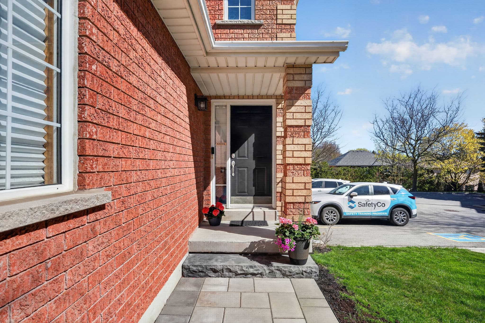 667 MacNab Gate Newmarket, ON L3Y 8S5