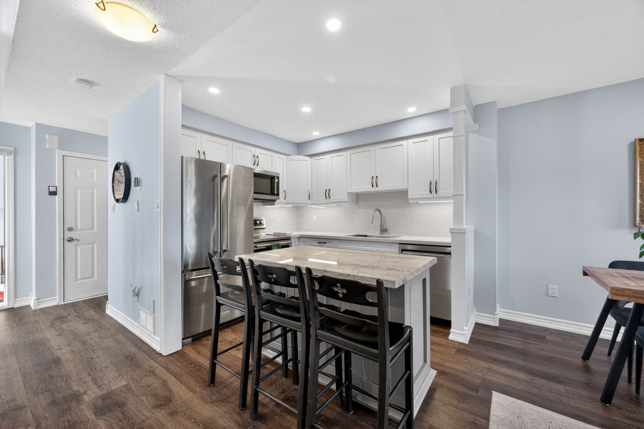 667 MacNab Gate Newmarket, ON L3Y 8S5