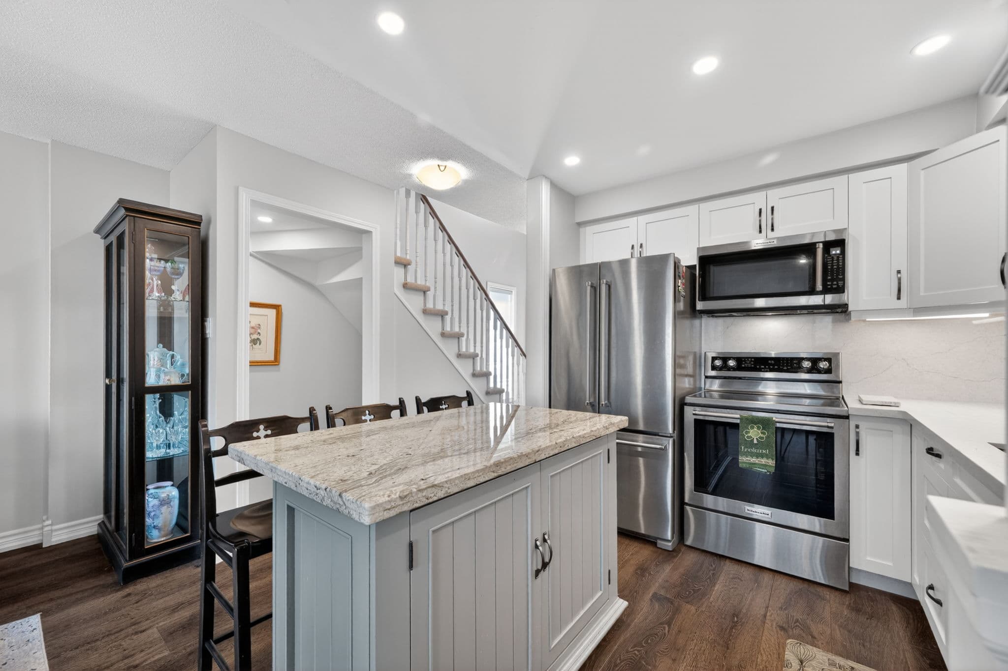 667 MacNab Gate Newmarket, ON L3Y 8S5