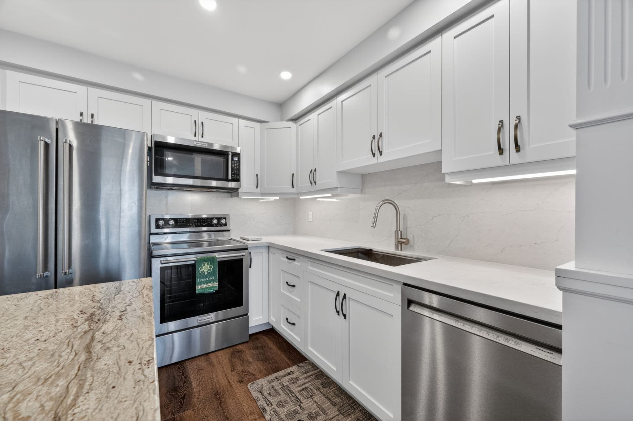 667 MacNab Gate Newmarket, ON L3Y 8S5