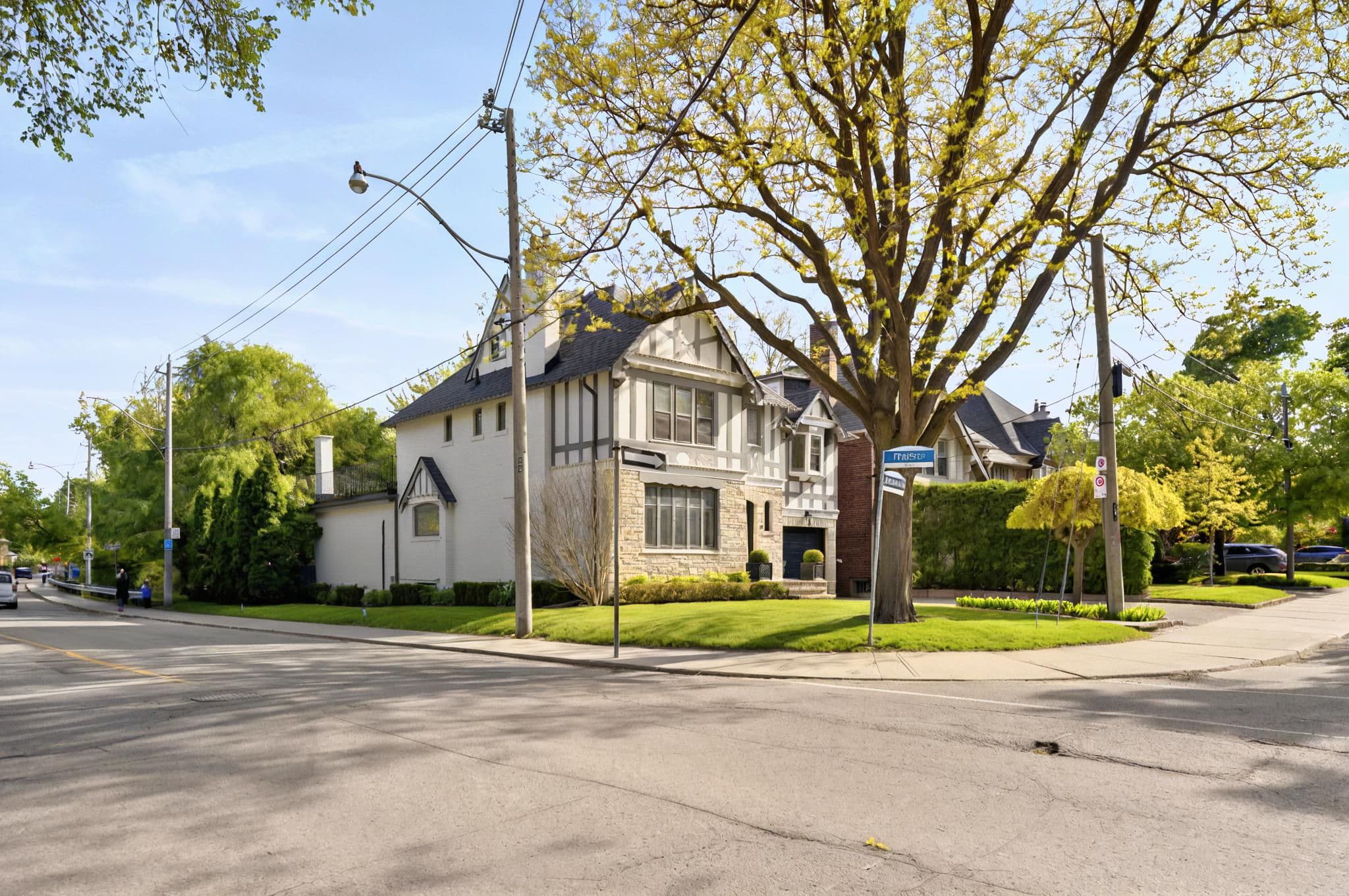 67 Chatsworth Dr Toronto, ON M4R 1R8