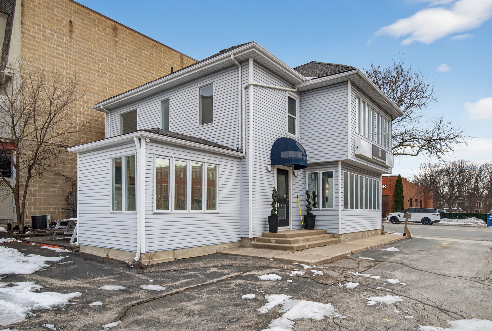 67 Lakeshore Rd W Oakville, ON L6K 1C9