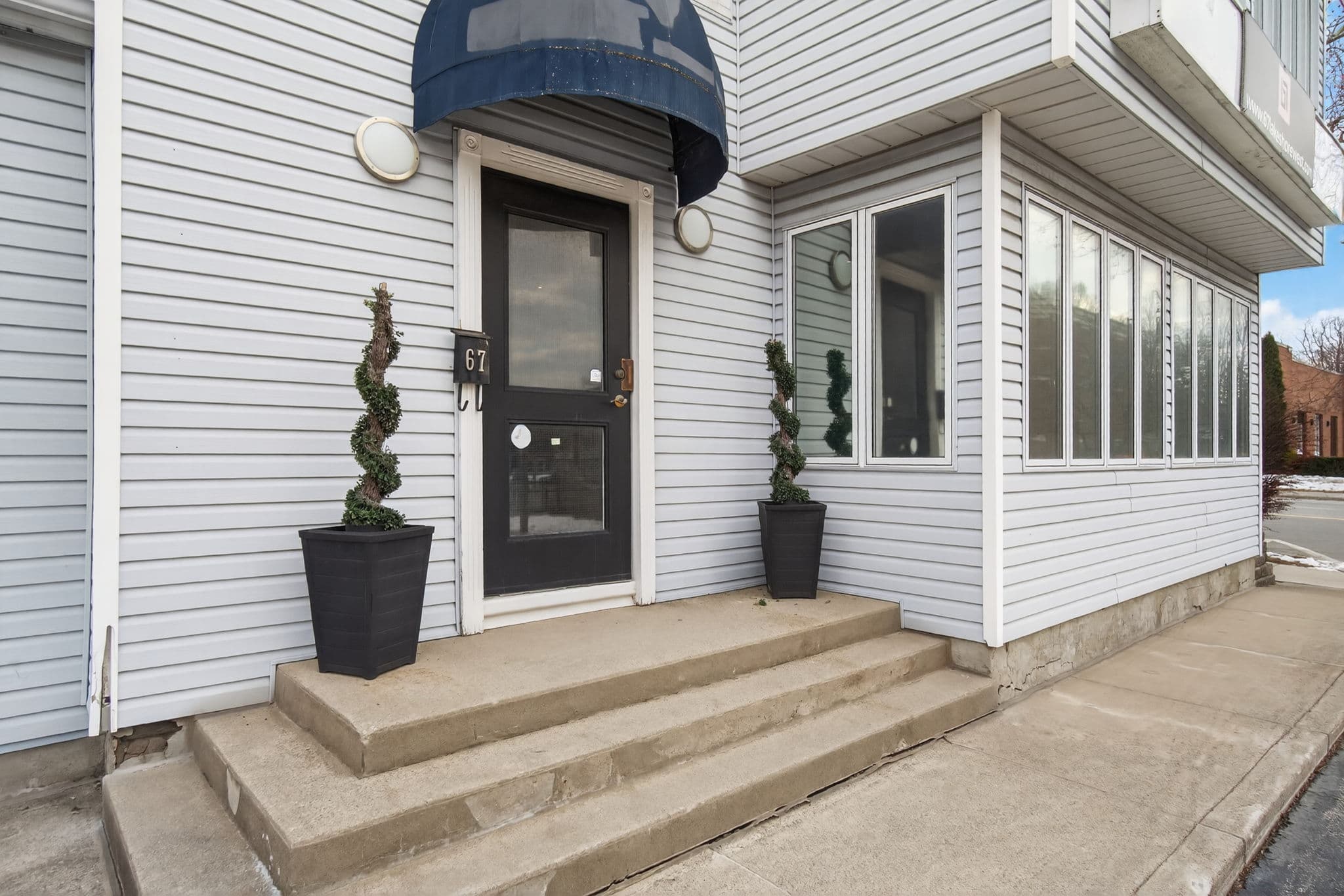 67 Lakeshore Rd W Oakville, ON L6K 1C9