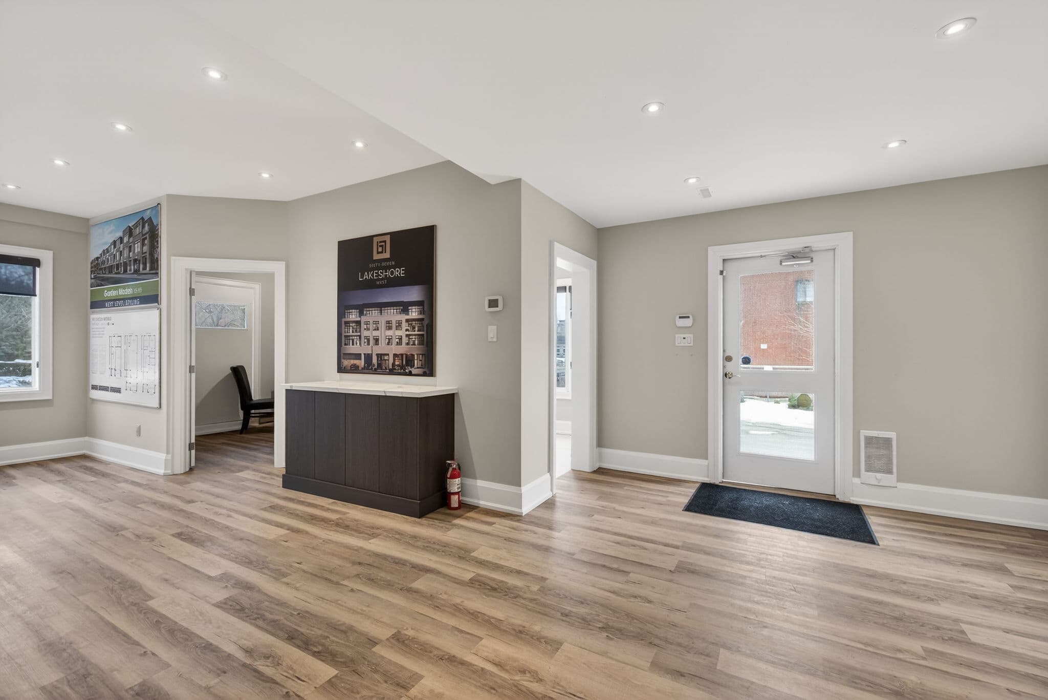 67 Lakeshore Rd W Oakville, ON L6K 1C9