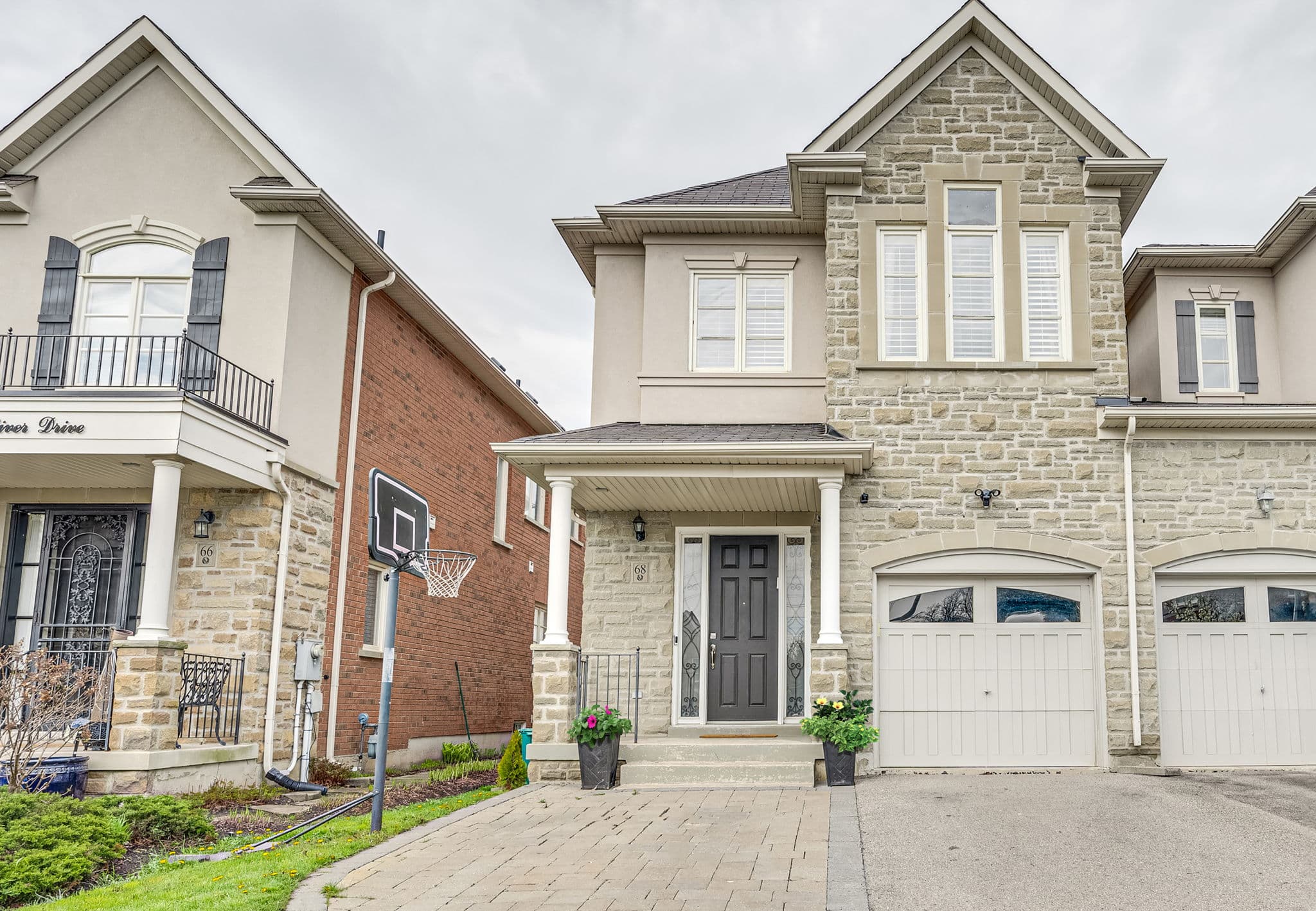 68 Mill River Dr Vaughan, ON L6A 0Z1