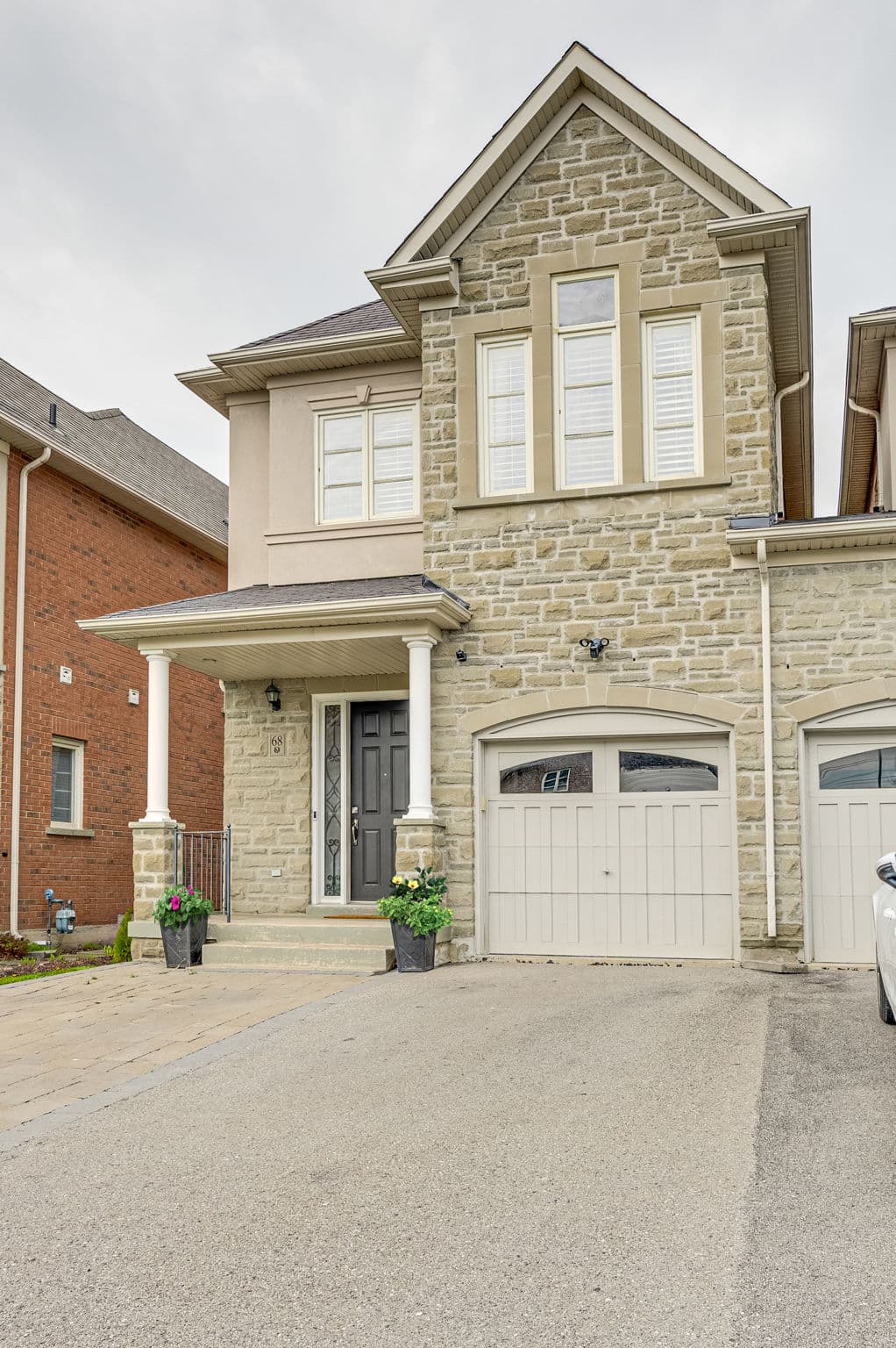 68 Mill River Dr Vaughan, ON L6A 0Z1