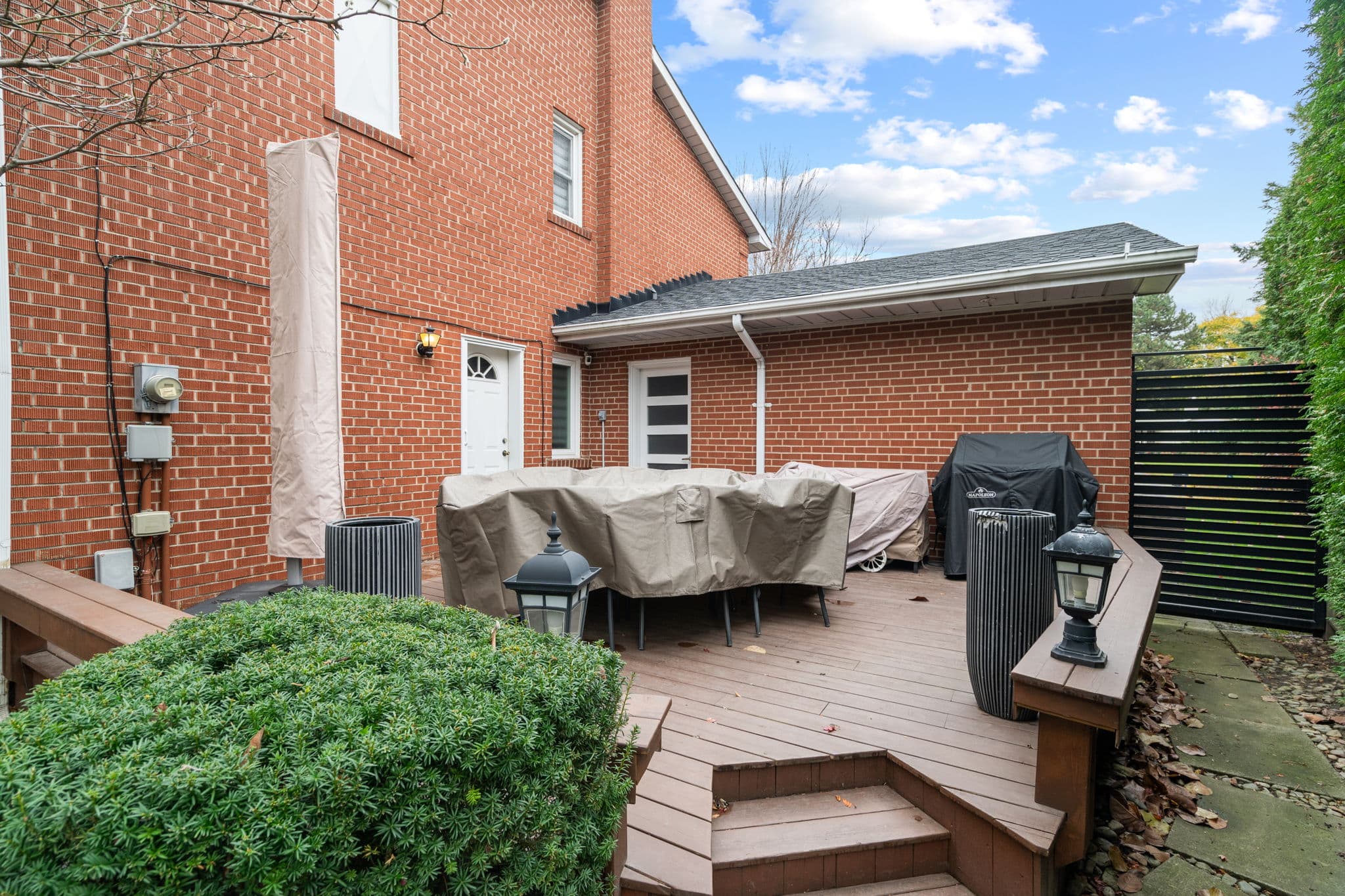 68 Montressor Dr Toronto, ON M2P 1Z4