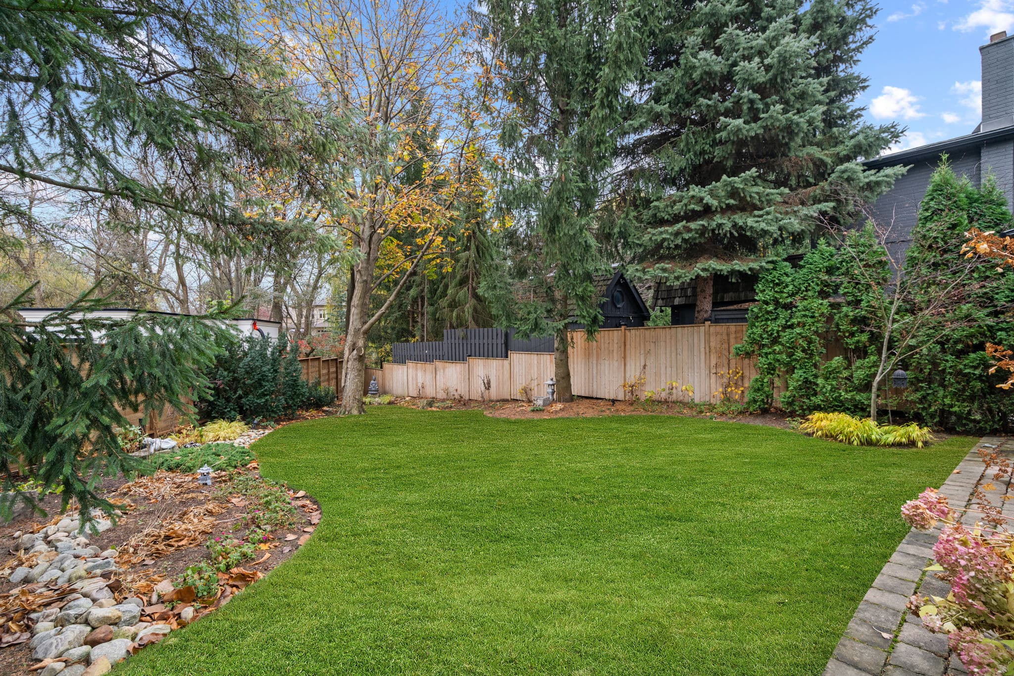 68 Montressor Dr Toronto, ON M2P 1Z4