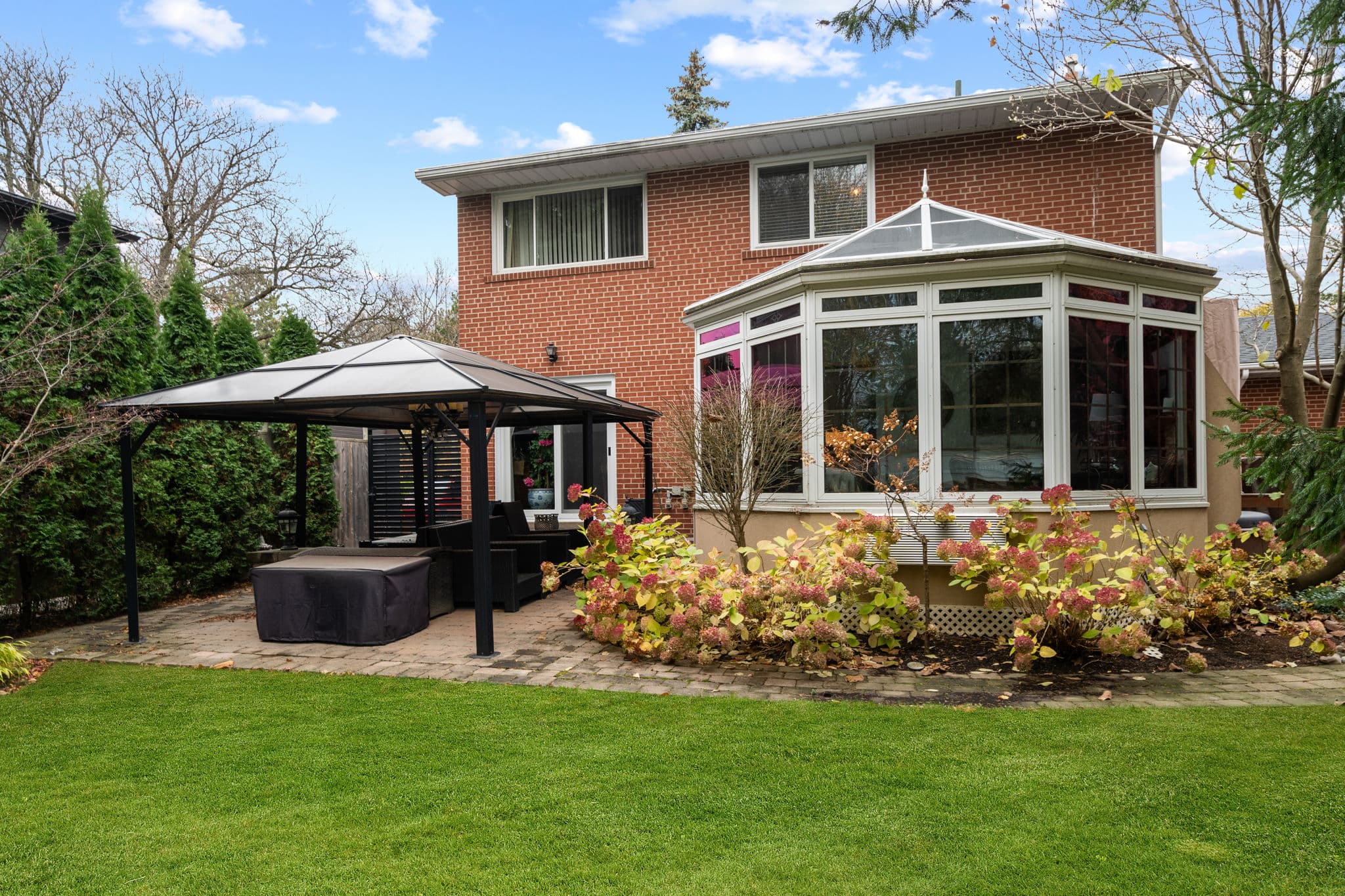 68 Montressor Dr Toronto, ON M2P 1Z4