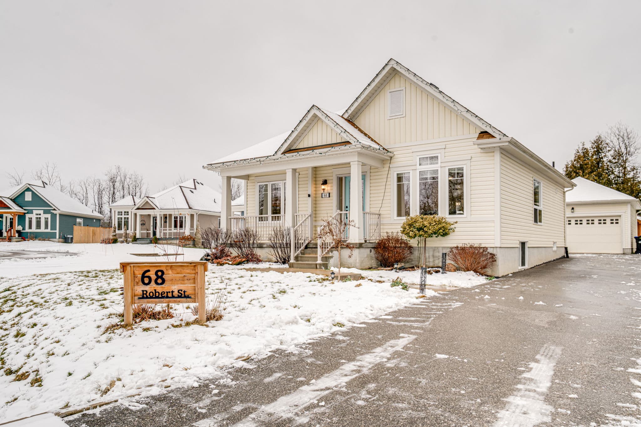 68 Robert St S Wasaga Beach, ON L9Z 2Y2