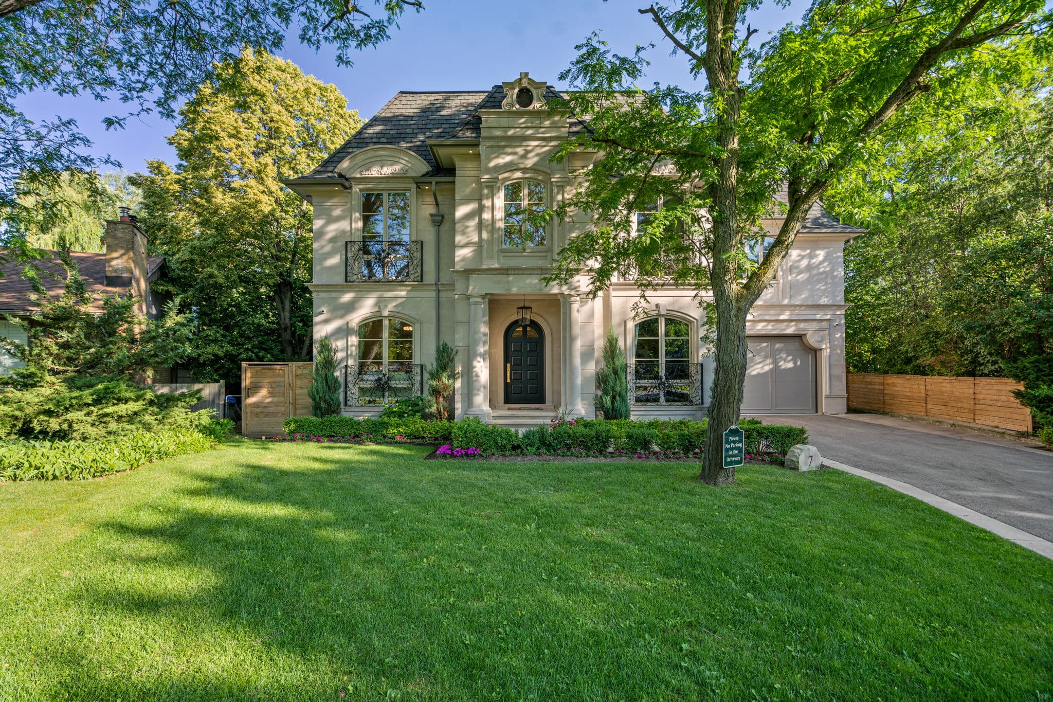 7 Kirkdale Crescent Toronto, ON M3B 2J7