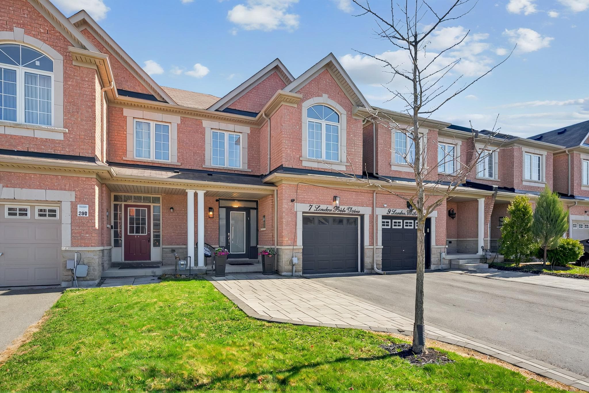 7 London Pride Dr Richmond Hill, ON L4E 0X3
