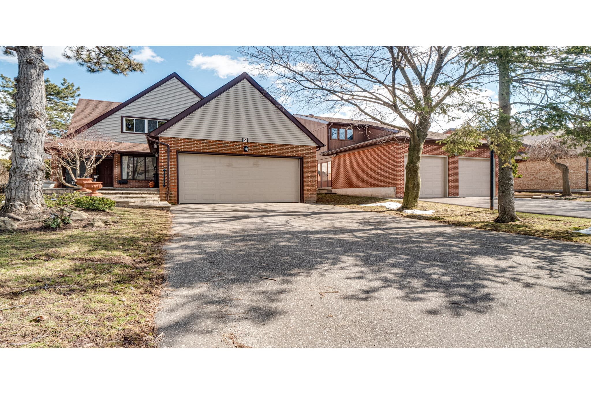 7 Saunders Ln Thornhill, ON L3T 5K3