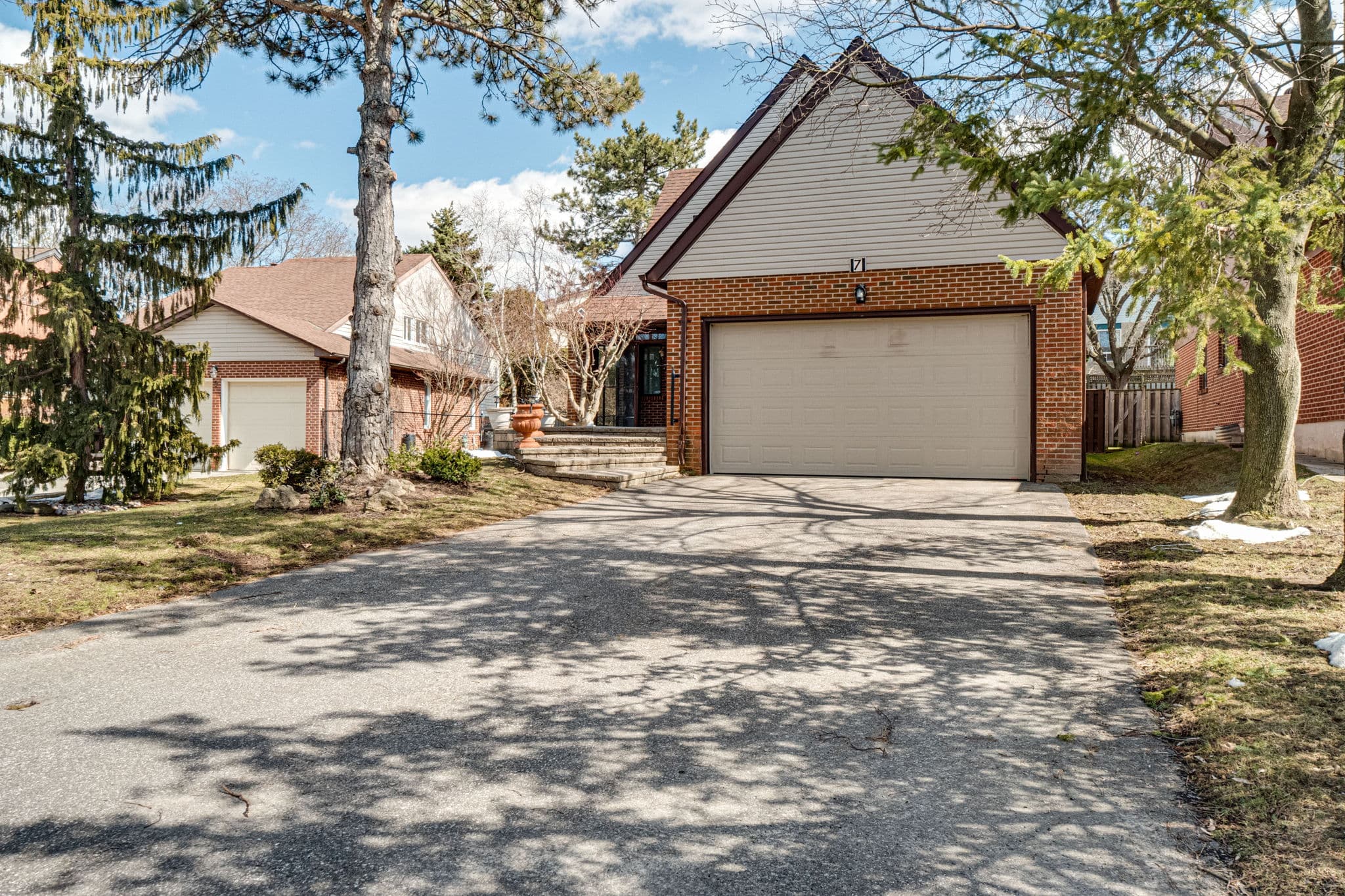 7 Saunders Ln Thornhill, ON L3T 5K3