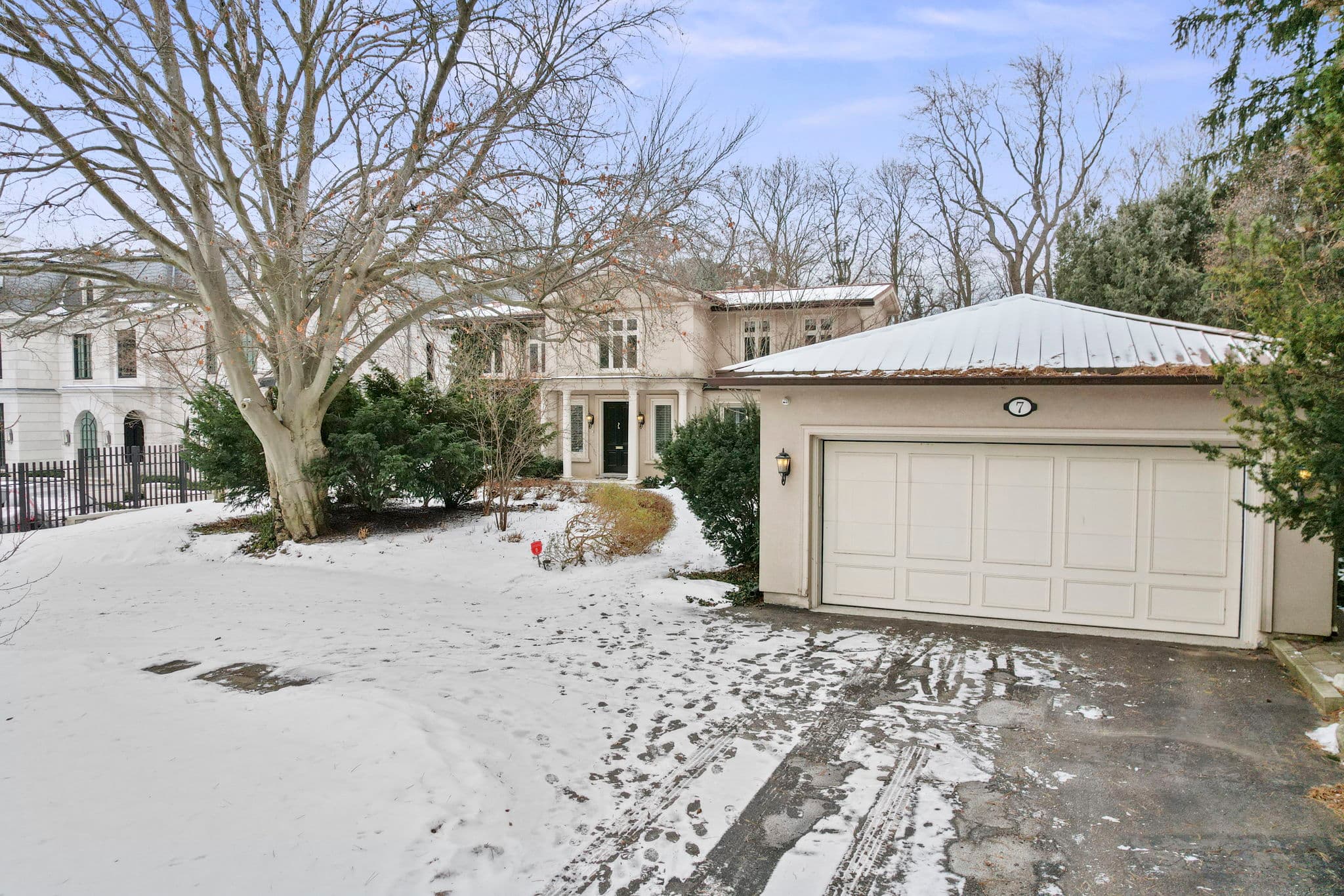 7 Valleyanna Dr Toronto, ON M4N 1J7