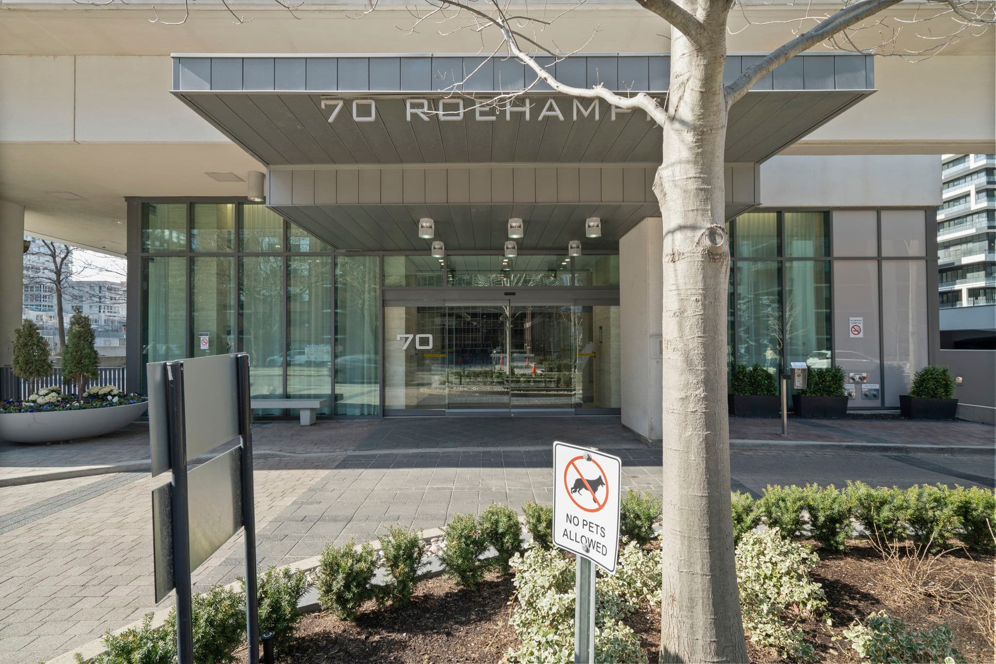 70 Roehampton Ave Unit 1414 Toronto, ON M4P 1R2
