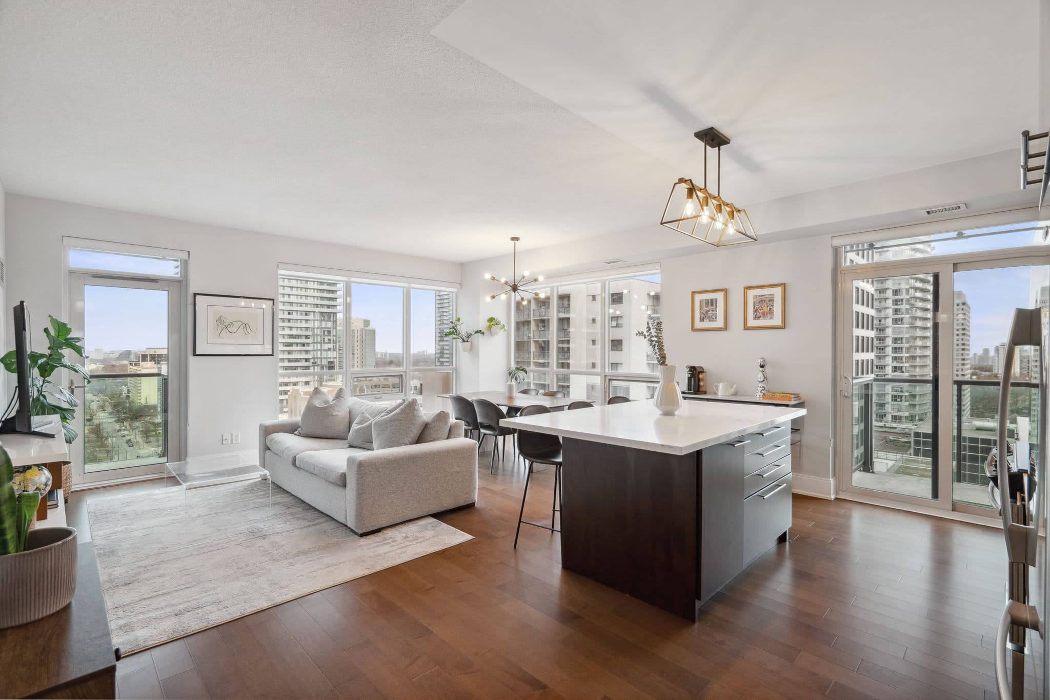 70 Roehampton Ave Unit 1414 Toronto, ON M4P 1R2
