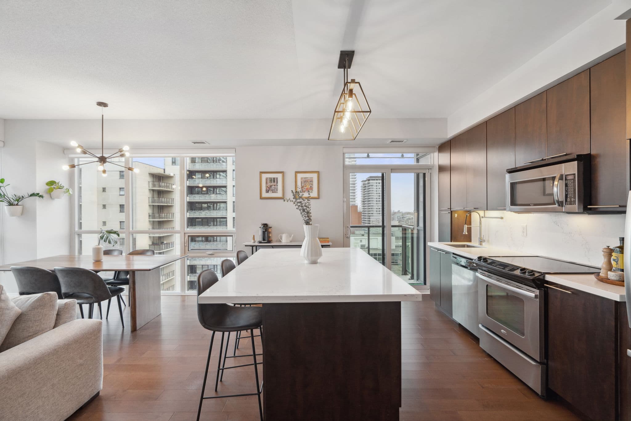 70 Roehampton Ave Unit 1414 Toronto, ON M4P 1R2