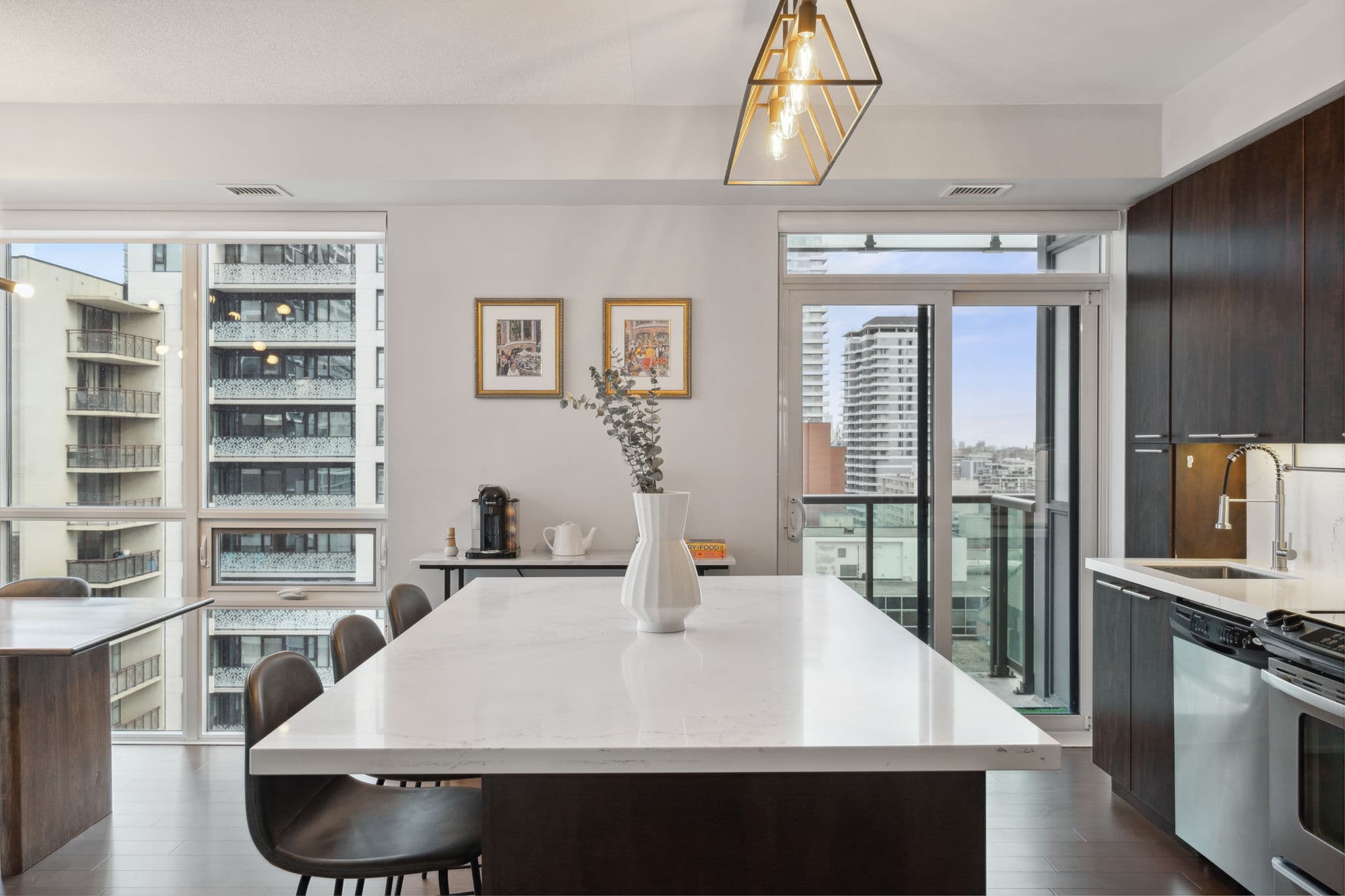 70 Roehampton Ave Unit 1414 Toronto, ON M4P 1R2