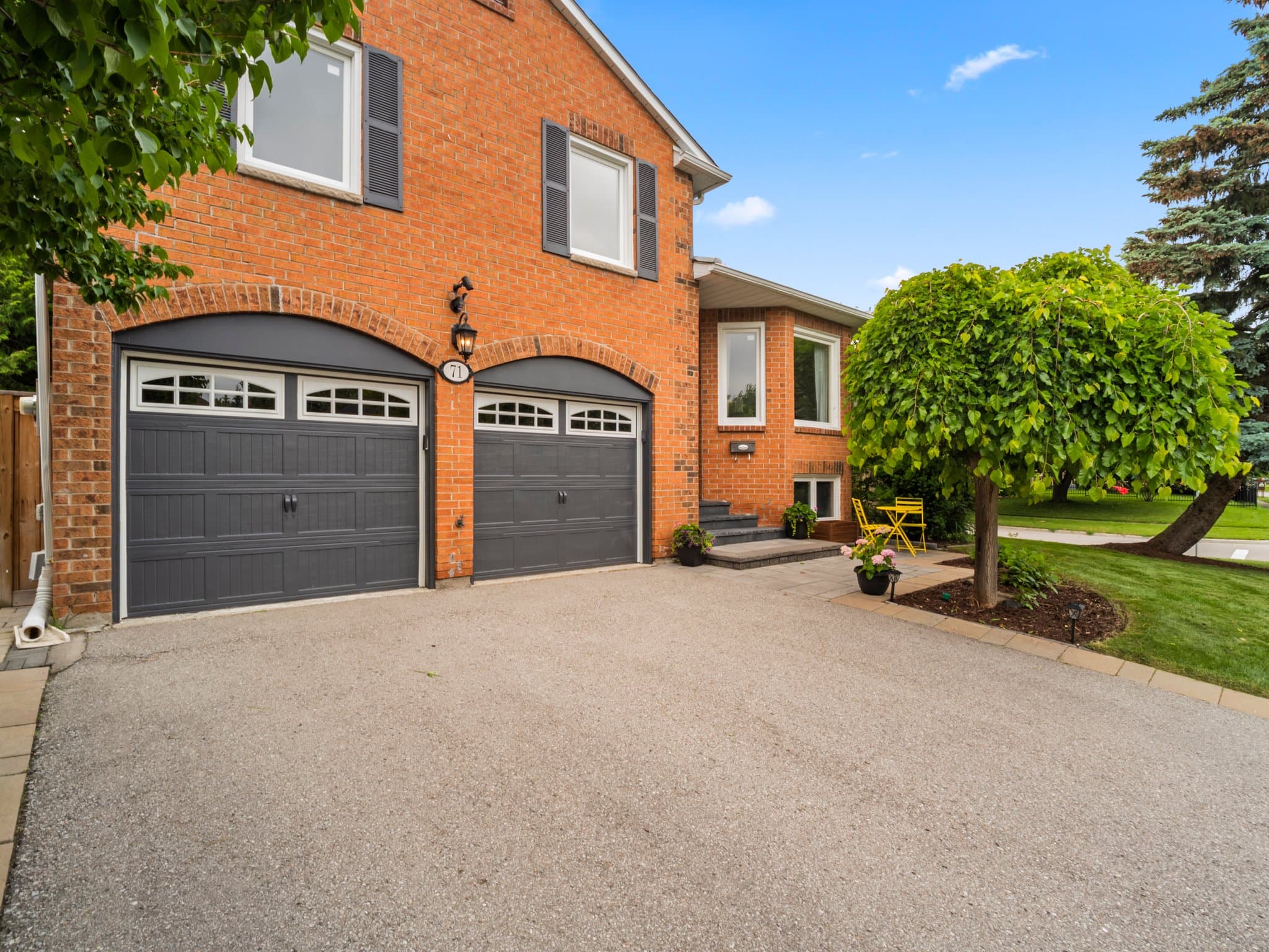 71 Peevers Crescent Newmarket, ON L3Y 7T2