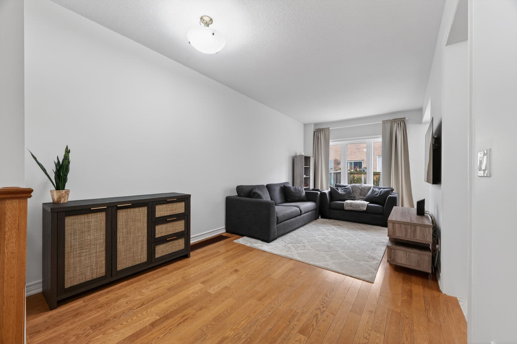 71 Puccini Dr 9 Richmond Hill, ON L4E 4X8