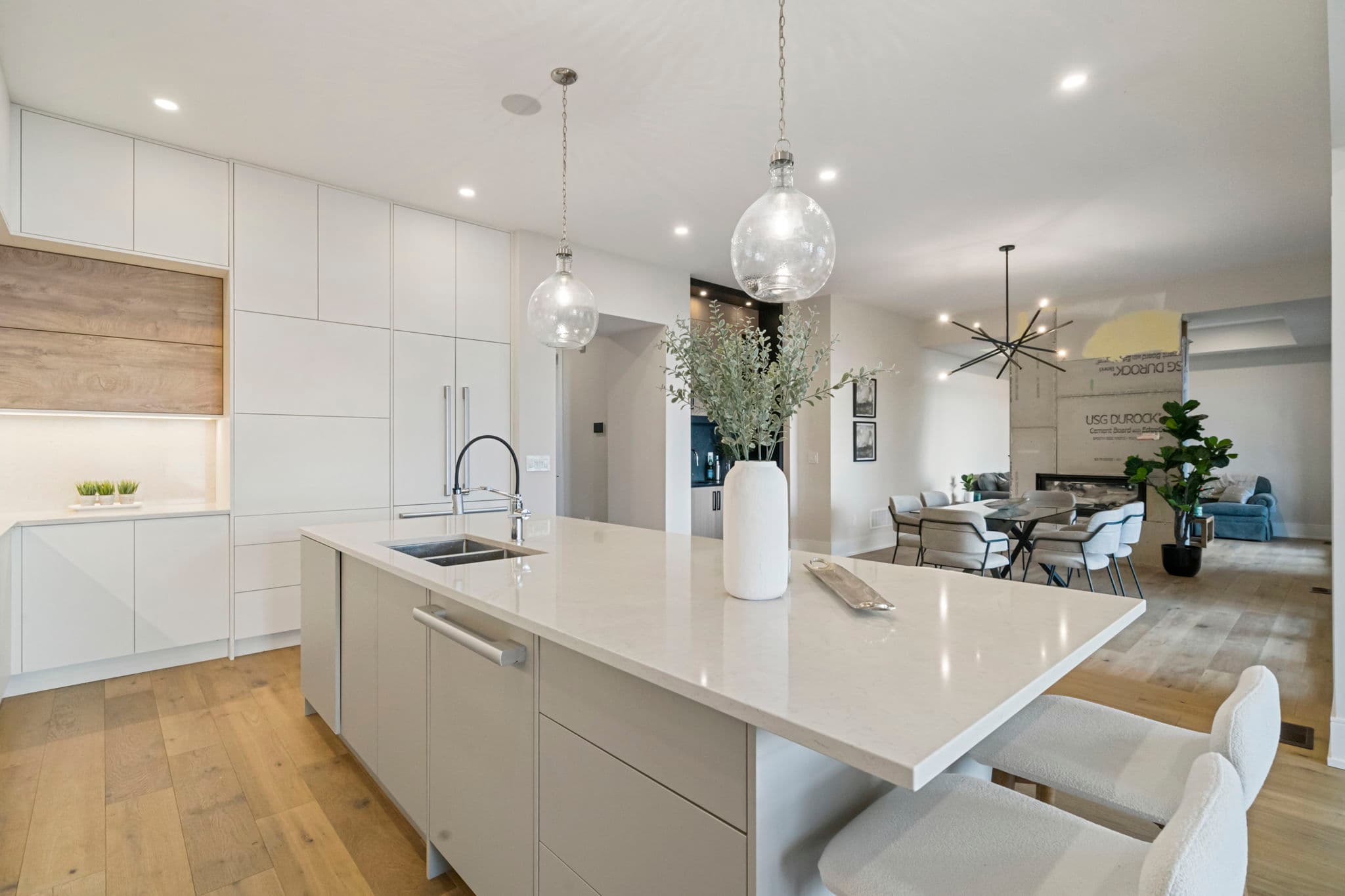 716 Simpson Ave Pickering, ON L1W 1M3