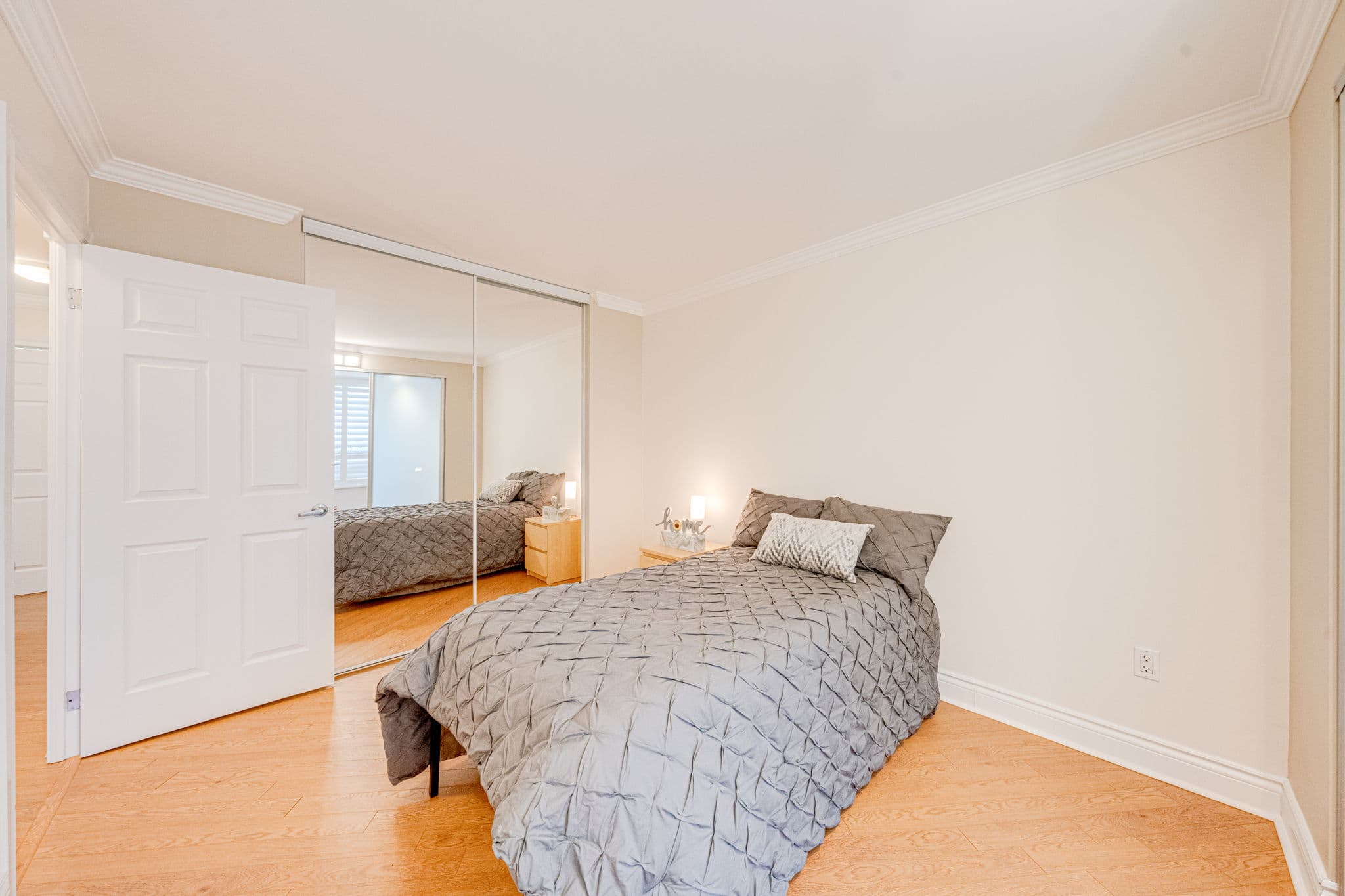 7460 Bathurst St Unit 806 Vaughan, ON L4J 7K9