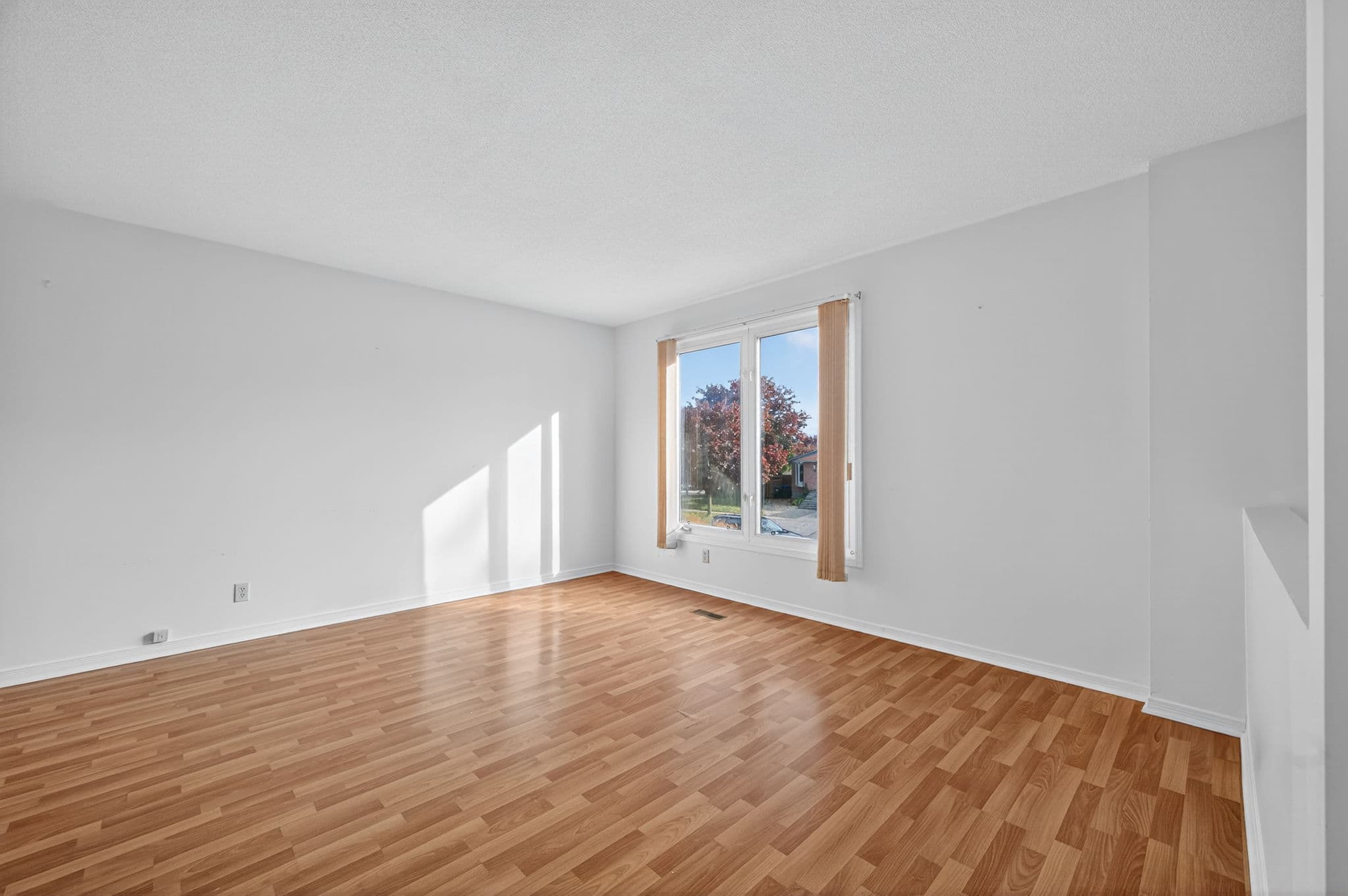 75 Hudson Crescent Bradford West Gwillimbury, ON L3Z 2K1