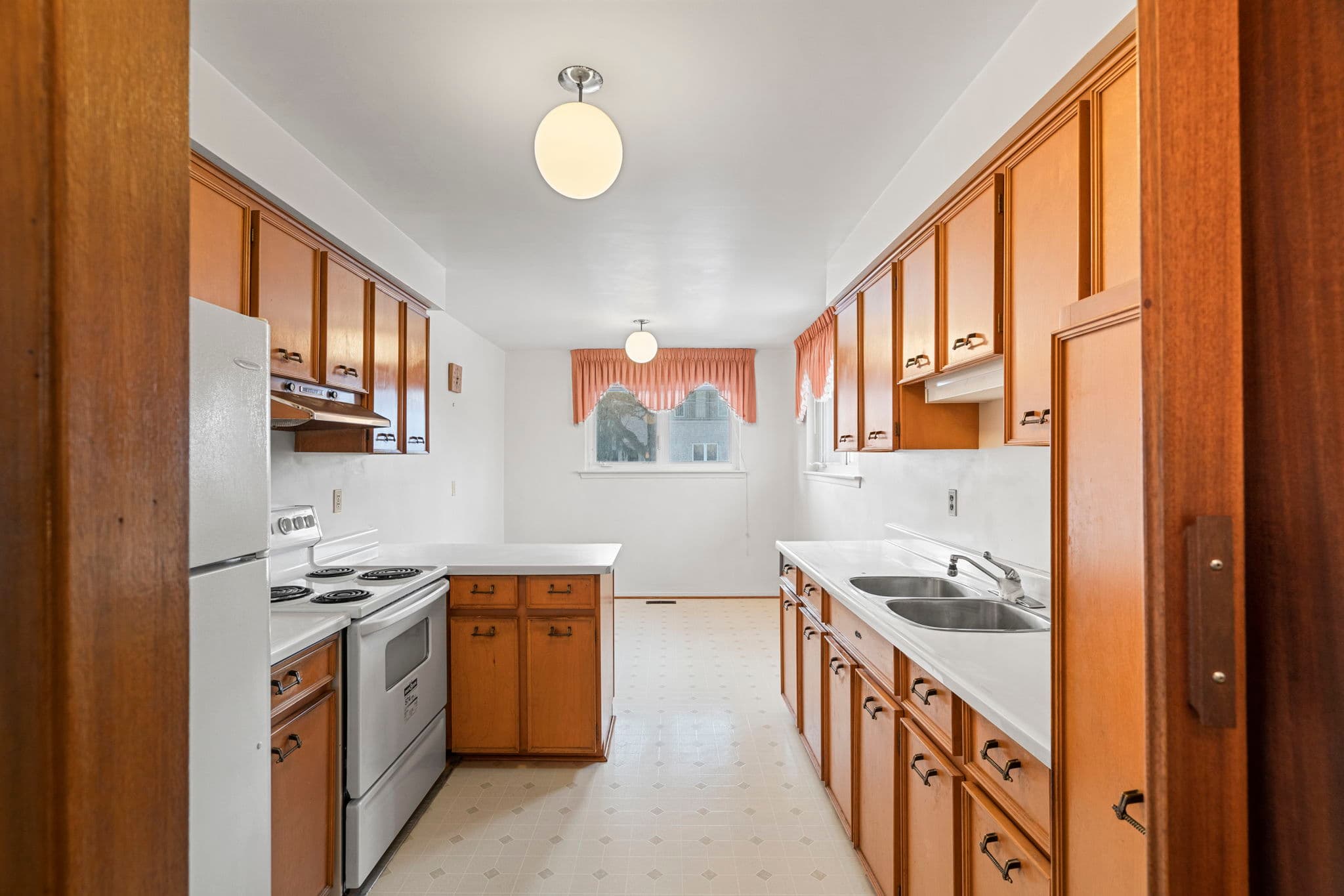 8 Keane Ave Toronto, ON M9B 2B7