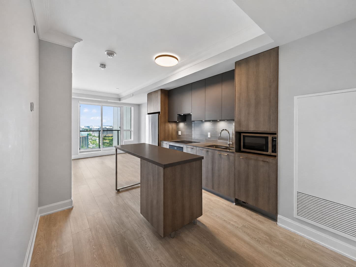 8 Water Walk Dr 2706 Markham, ON L3R 6L4