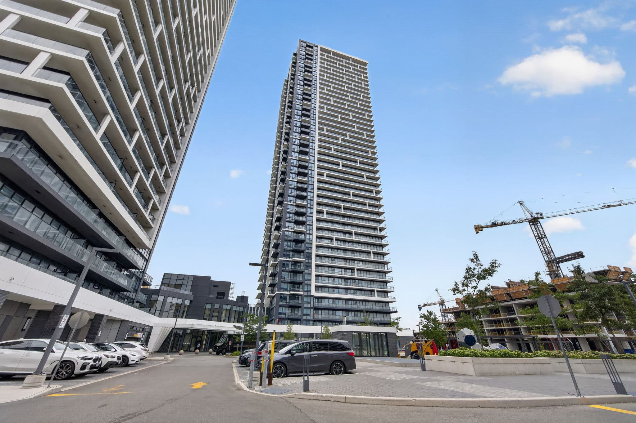 8 Water Walk Dr 2706 Markham, ON L3R 6L4