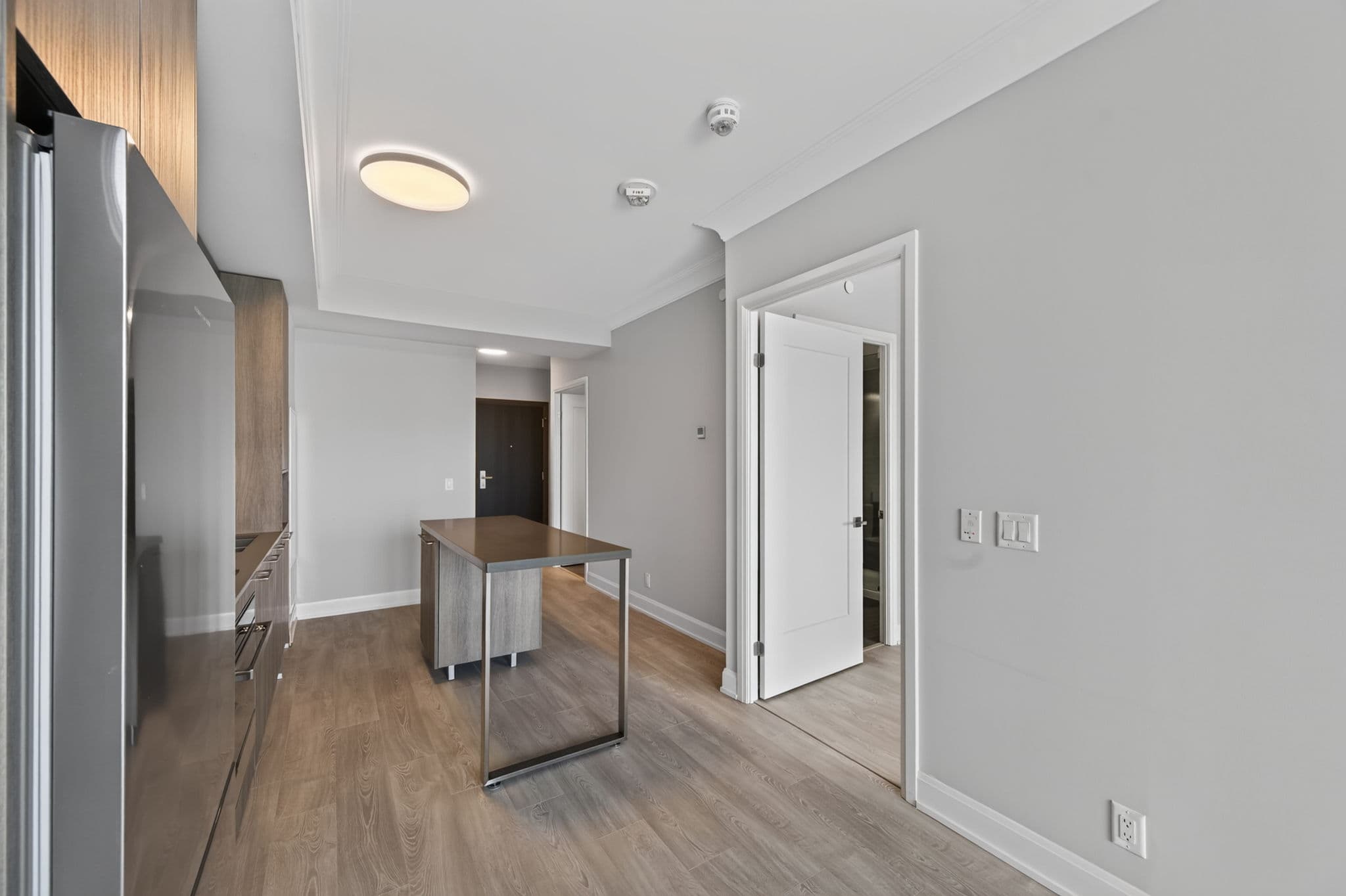 8 Water Walk Dr 2706 Markham, ON L3R 6L4