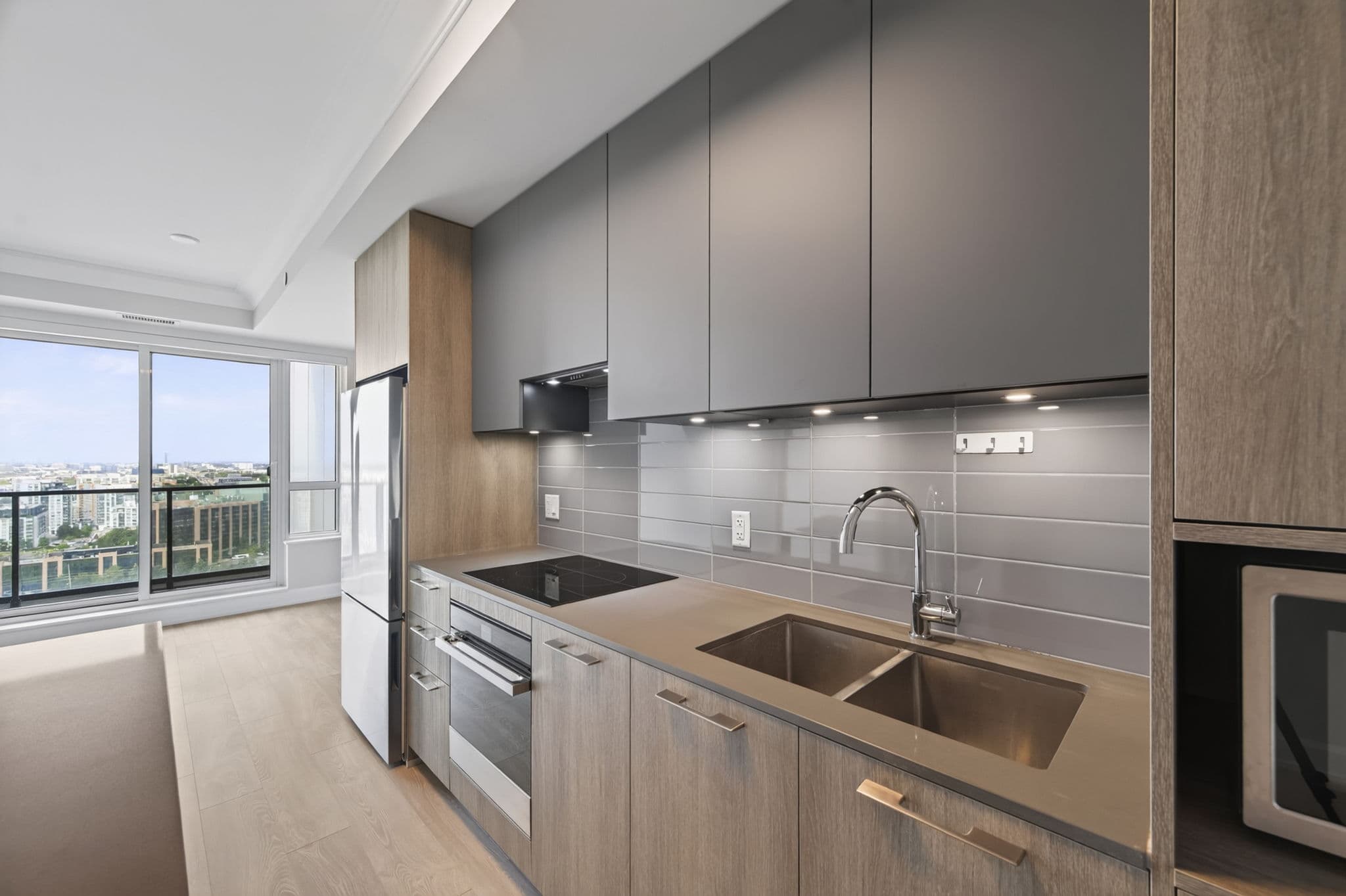 8 Water Walk Dr 2706 Markham, ON L3R 6L4