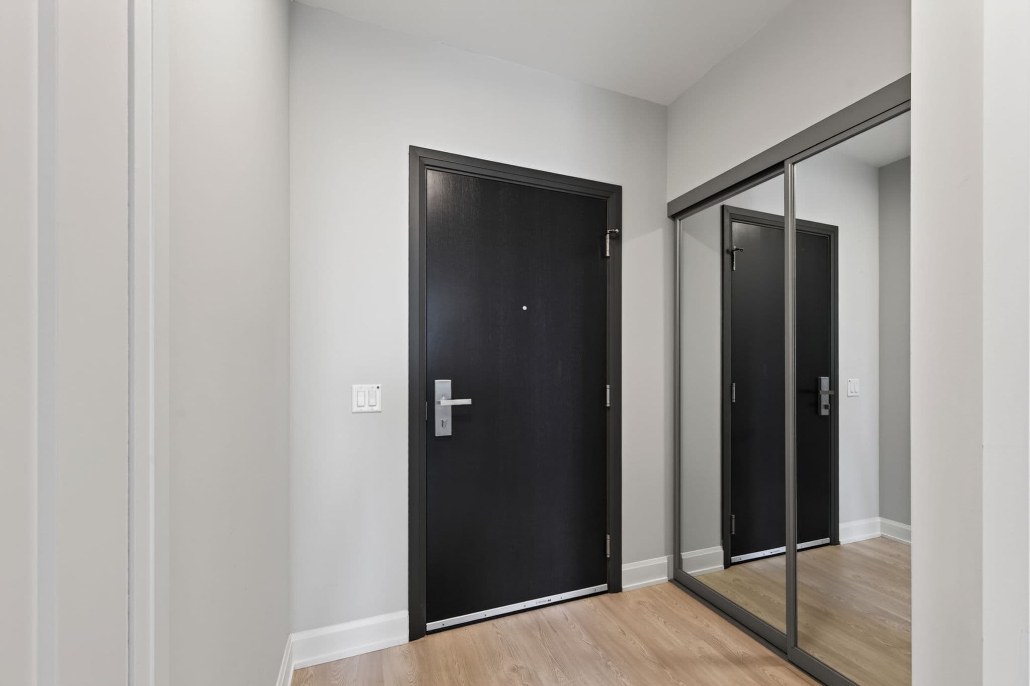 8 Water Walk Dr 2706 Markham, ON L3R 6L4