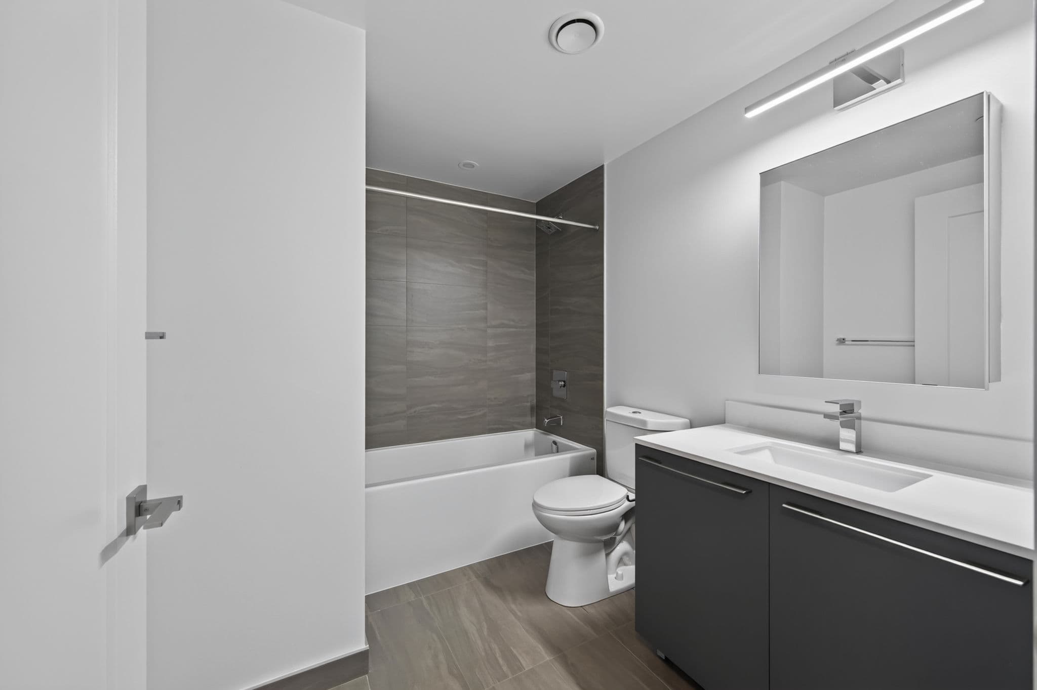 8 Water Walk Dr 2706 Markham, ON L3R 6L4