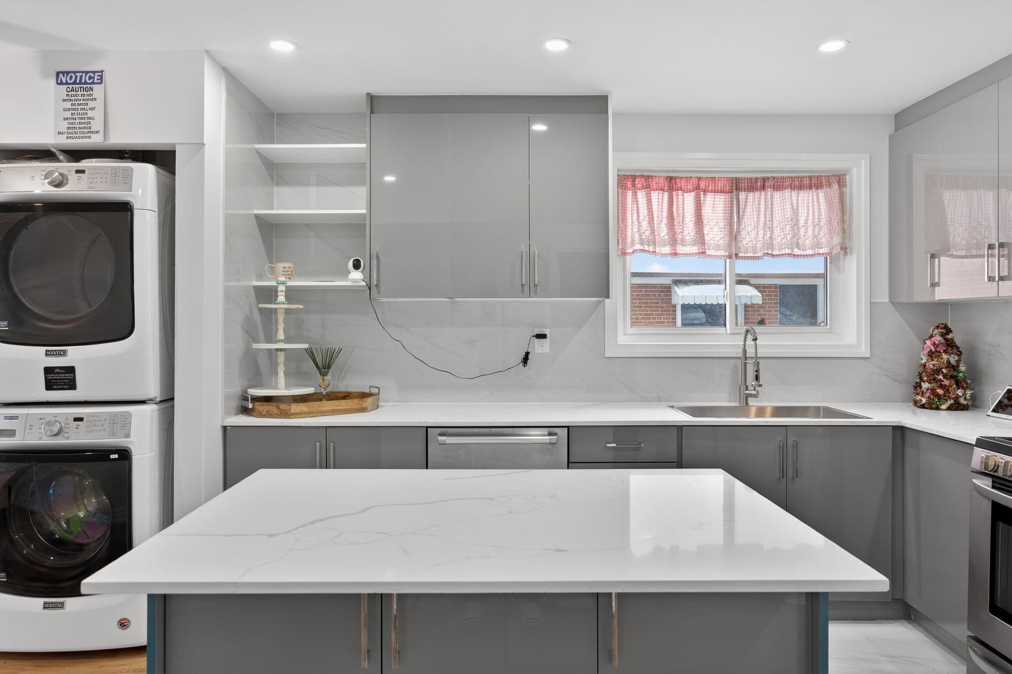81 Taysham Crescent Toronto, ON M9V 1X1