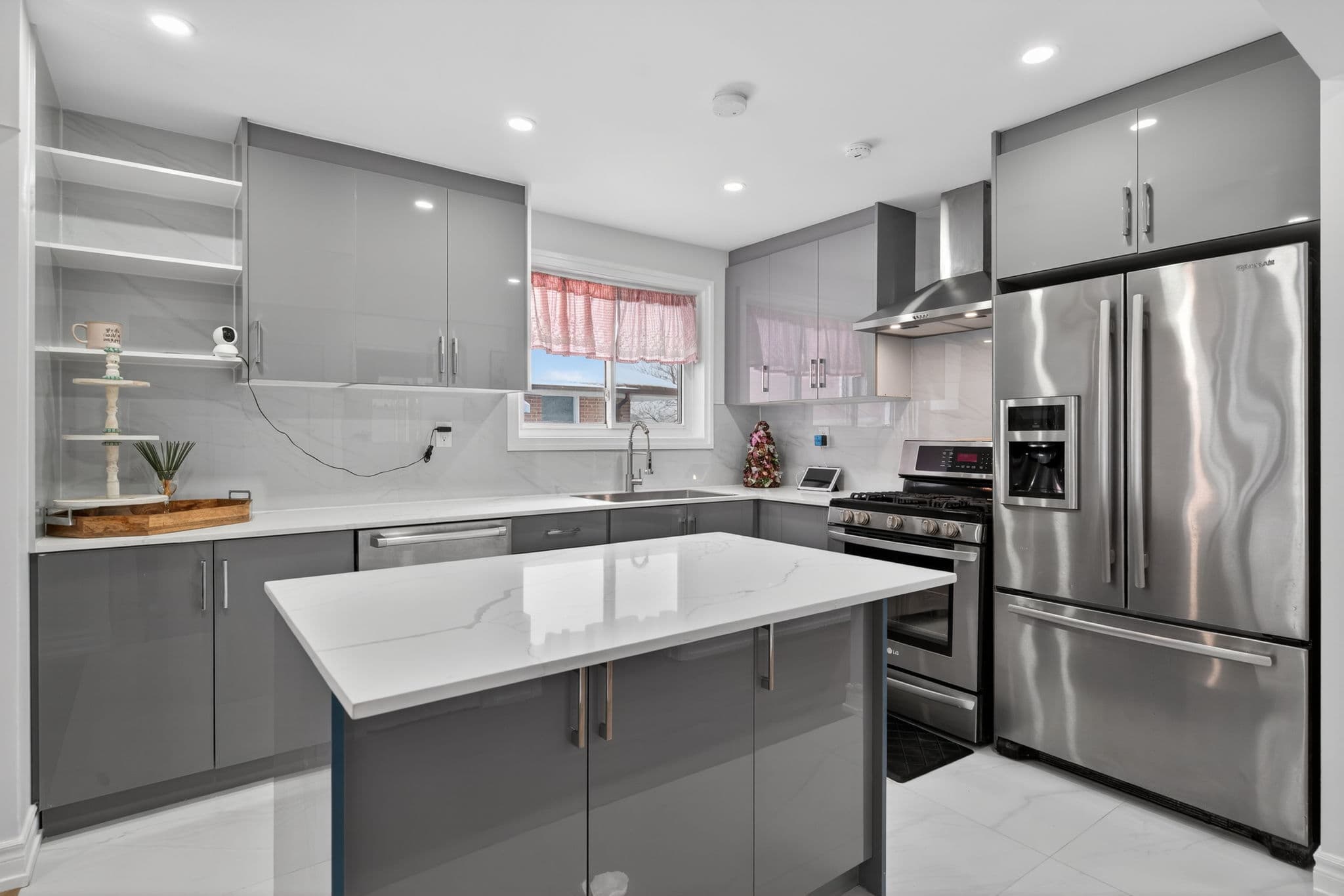 81 Taysham Crescent Toronto, ON M9V 1X1