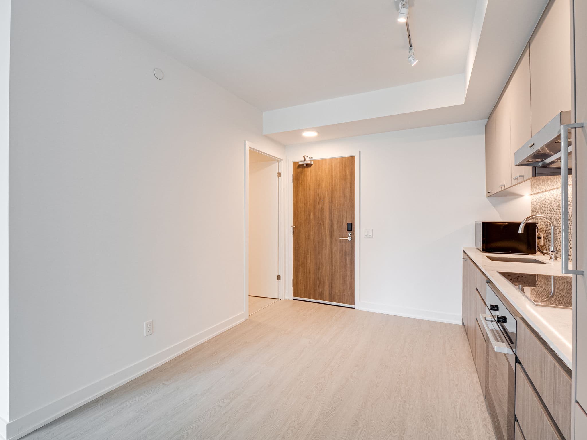 8188 Yonge St Unit 202 Vaughan, ON L4J 0M2