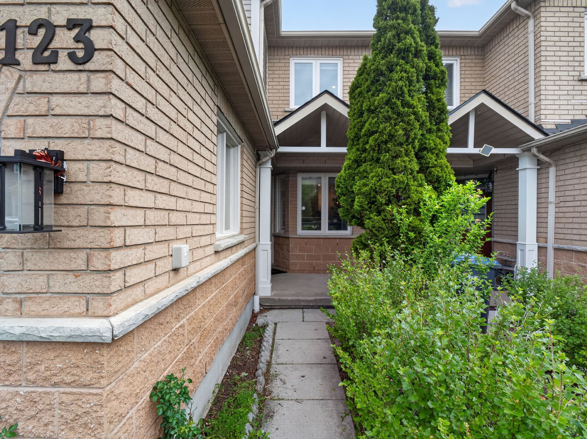 833 Scollard Ct Unit 123 Mississauga, ON L5V 2B4