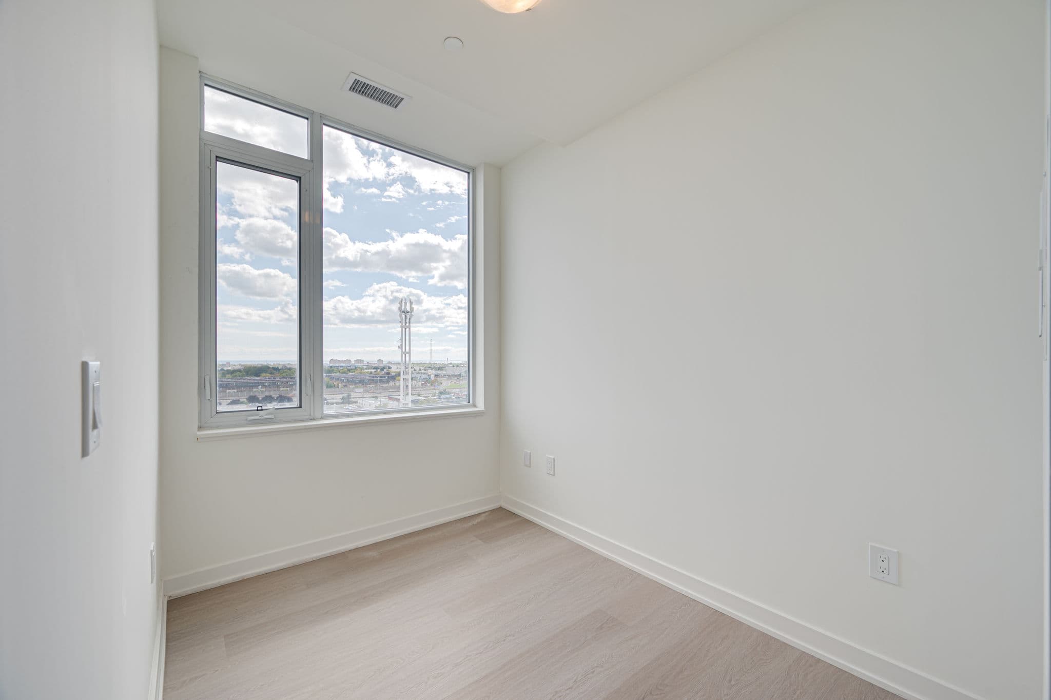 859 The Queensway Unit 802 Toronto, ON M8Z 1N8