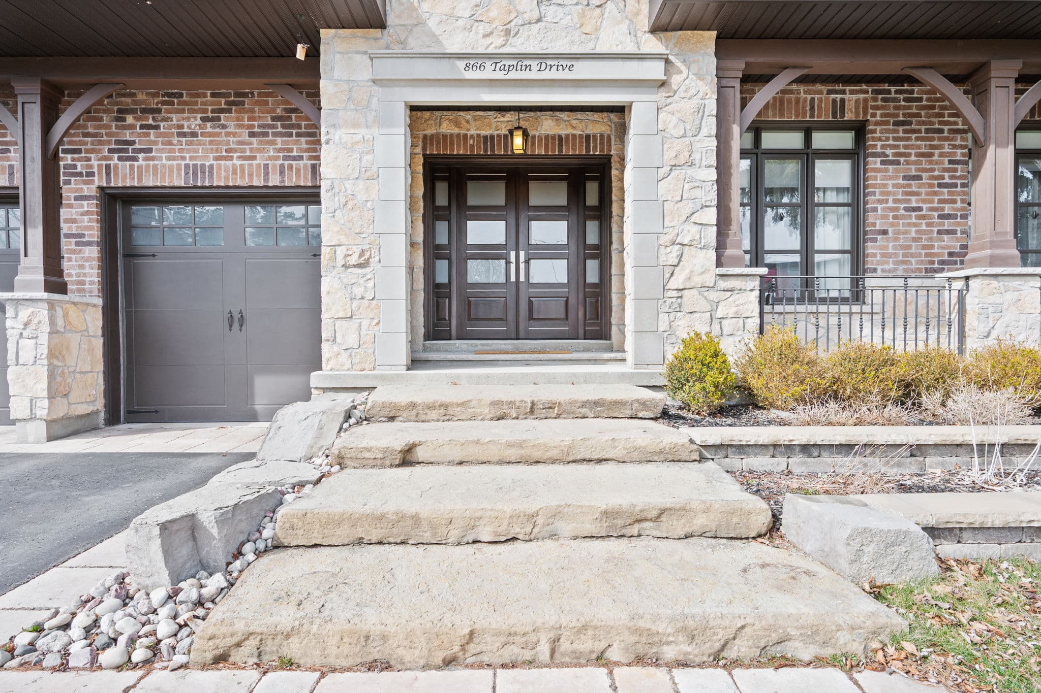 866 Taplin Dr Pickering, ON L1V 1H3